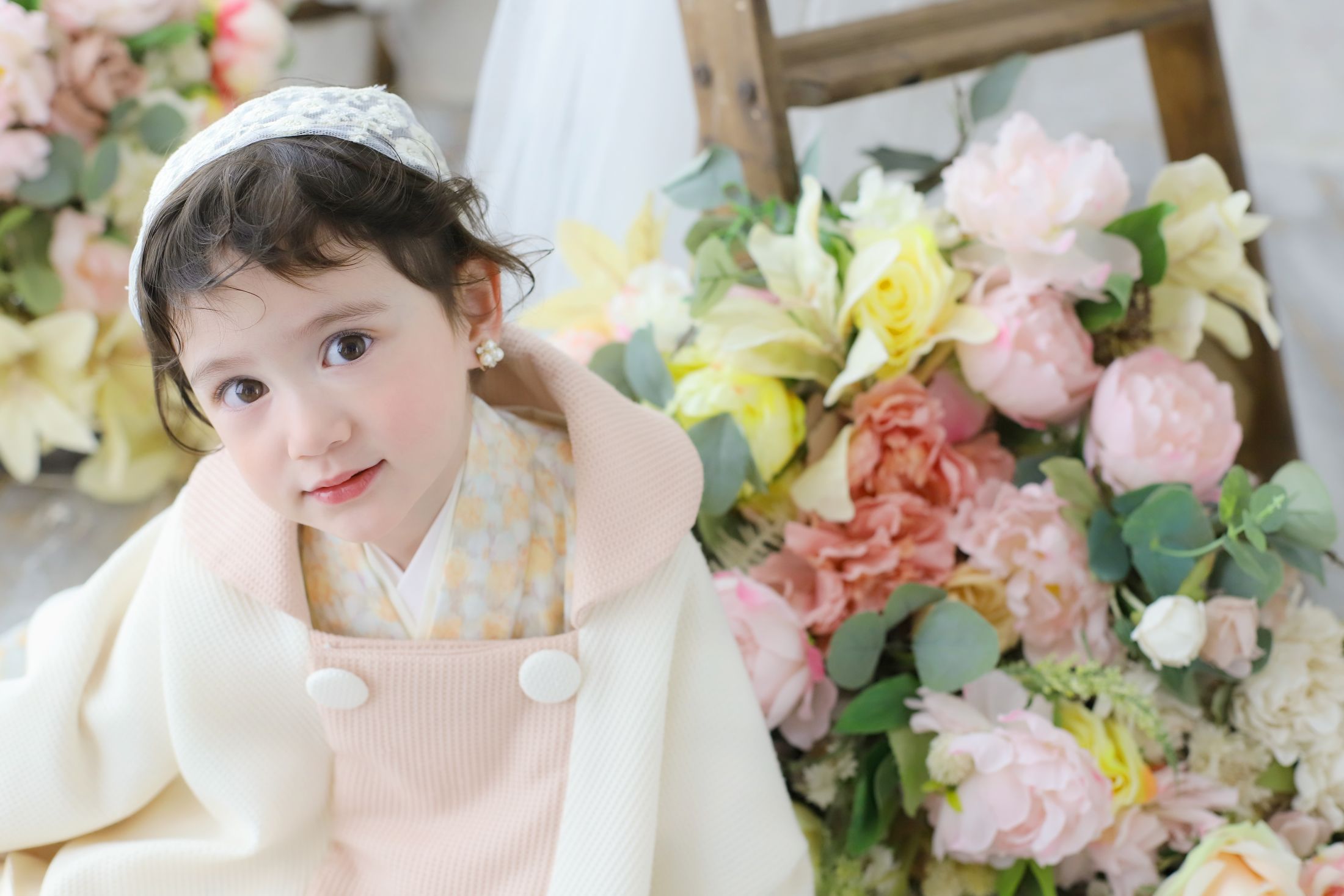着物を着た3歳の女の子。しんかな大阪南での七五三のスタジオ撮影。店舗住所：大阪府堺市北区長曽根町3069-7