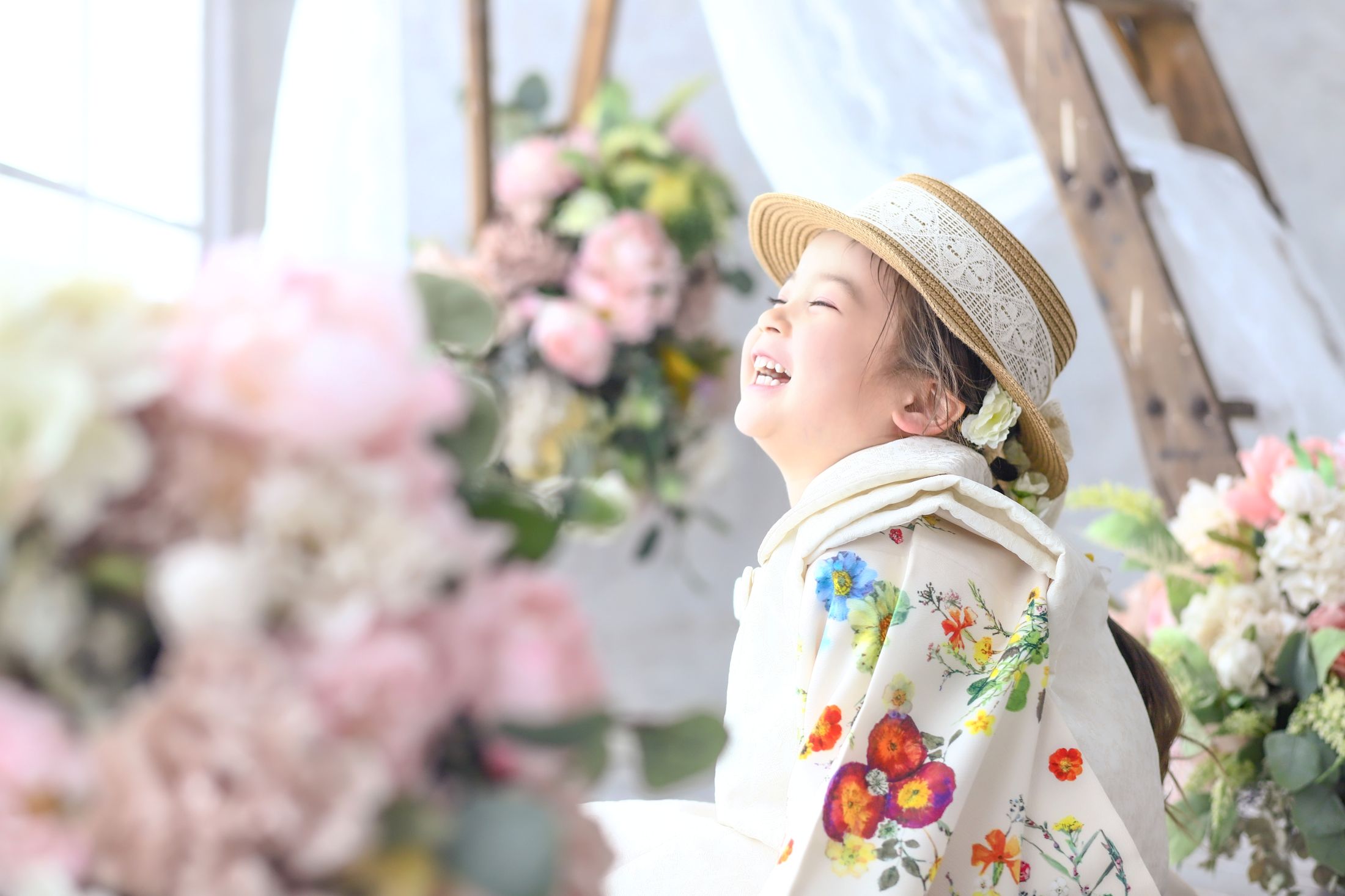 着物を着た3歳の女の子。STUDIOARCでの七五三のスタジオ写真