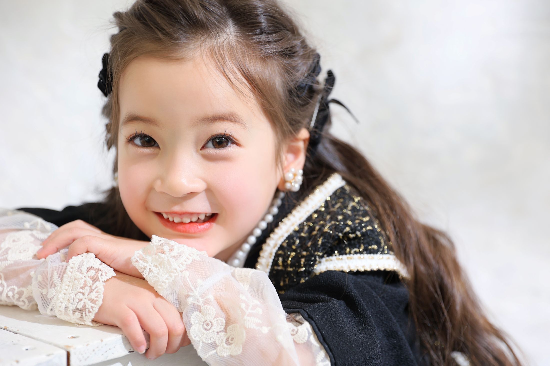 着物を着た7歳の女の子。しんかな大阪南での七五三のスタジオ撮影。店舗住所：大阪府堺市北区長曽根町3069-7