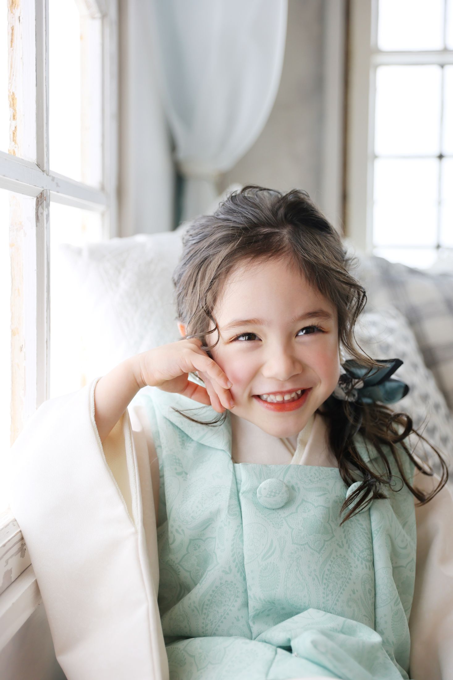被布を着た3歳の女の子。しんかな大阪南での七五三のスタジオ撮影。店舗住所：大阪府堺市北区長曽根町3069-7