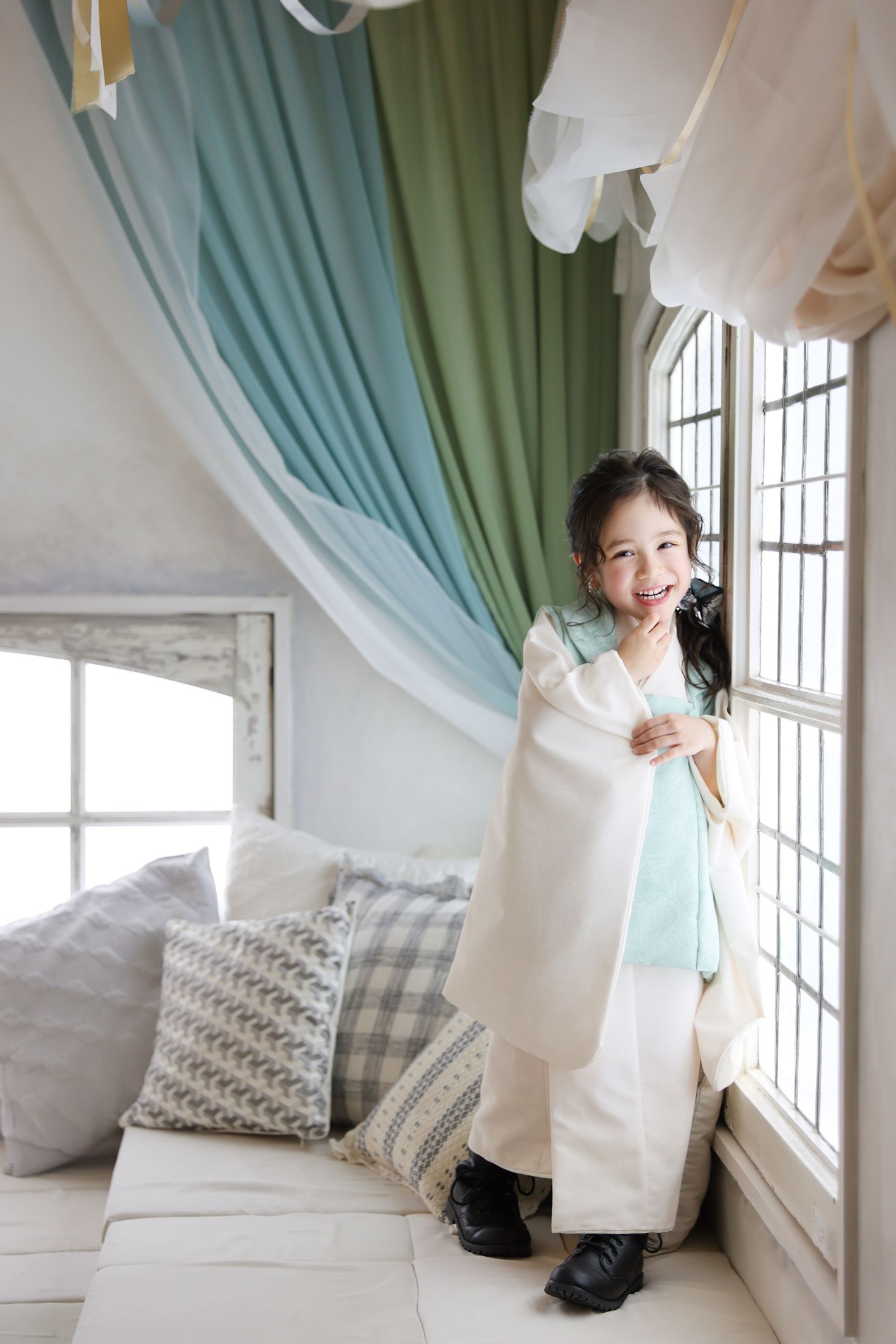 被布を着た3歳の女の子。しんかな大阪南での七五三のスタジオ撮影。店舗住所：大阪府堺市北区長曽根町3069-7