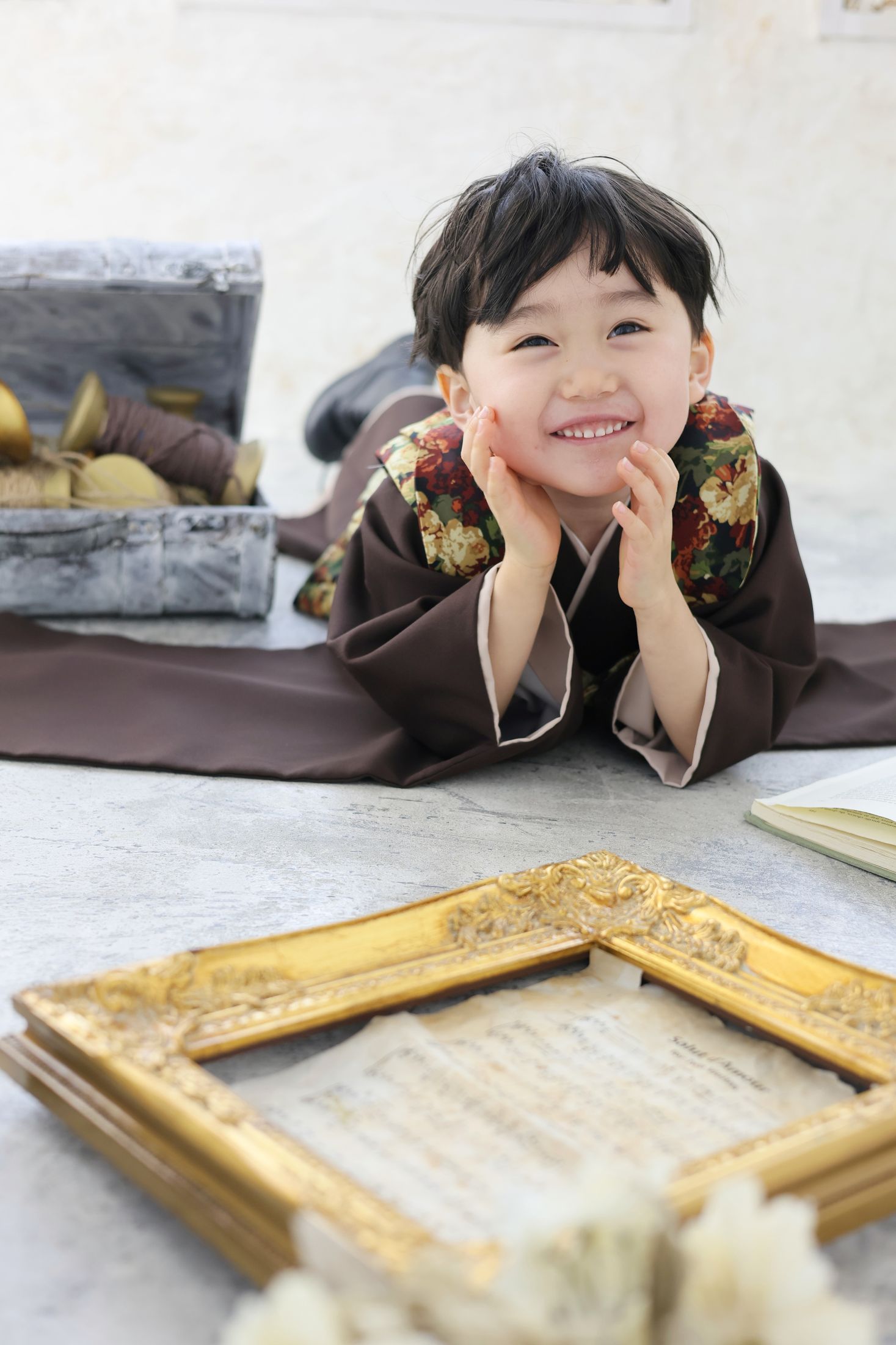 被布を着た3歳の男の子。しんかな大阪南での七五三のスタジオ撮影。 店舗住所：大阪府堺市北区長曽根町3069-7