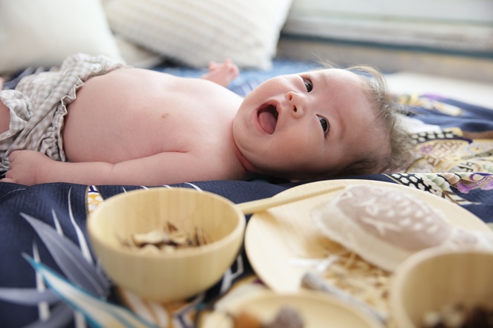 百日祝いの記念で、お食い初め膳と一緒にスタジオで撮影する赤ちゃん。ららぽーと甲子園店。ベビー撮影。兵庫県西宮市甲子園八番町1-100 2F