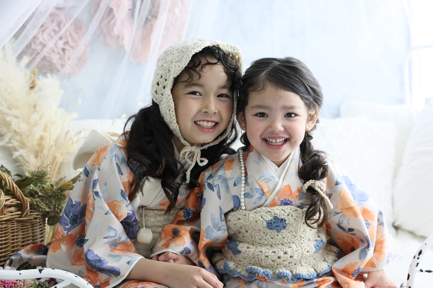 アネモネ柄の着物を着た3歳と7歳の女の子の七五三姉妹写真。