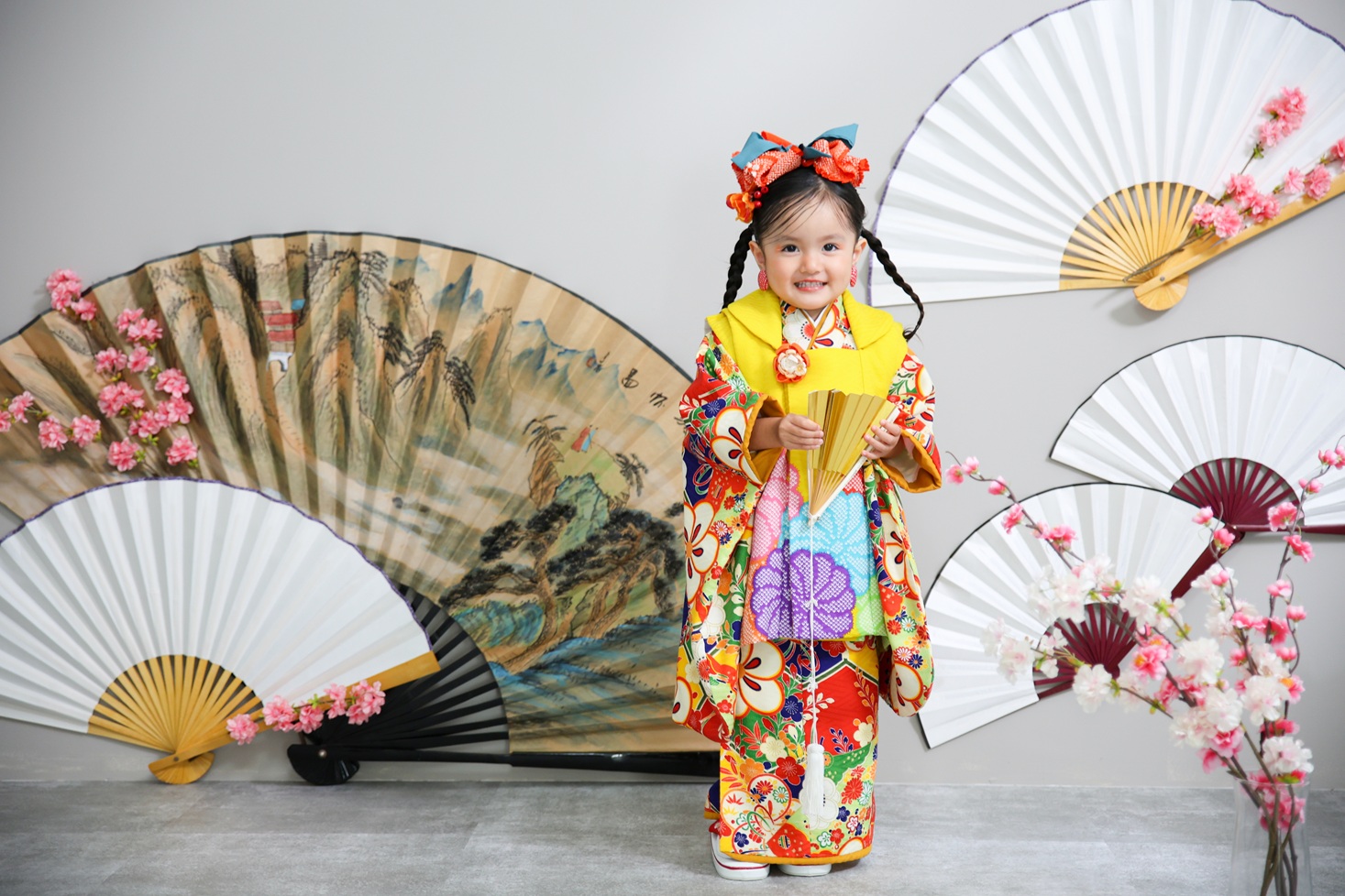 古典柄の着物を。大きな扇子を背景に撮影した七五三写真。