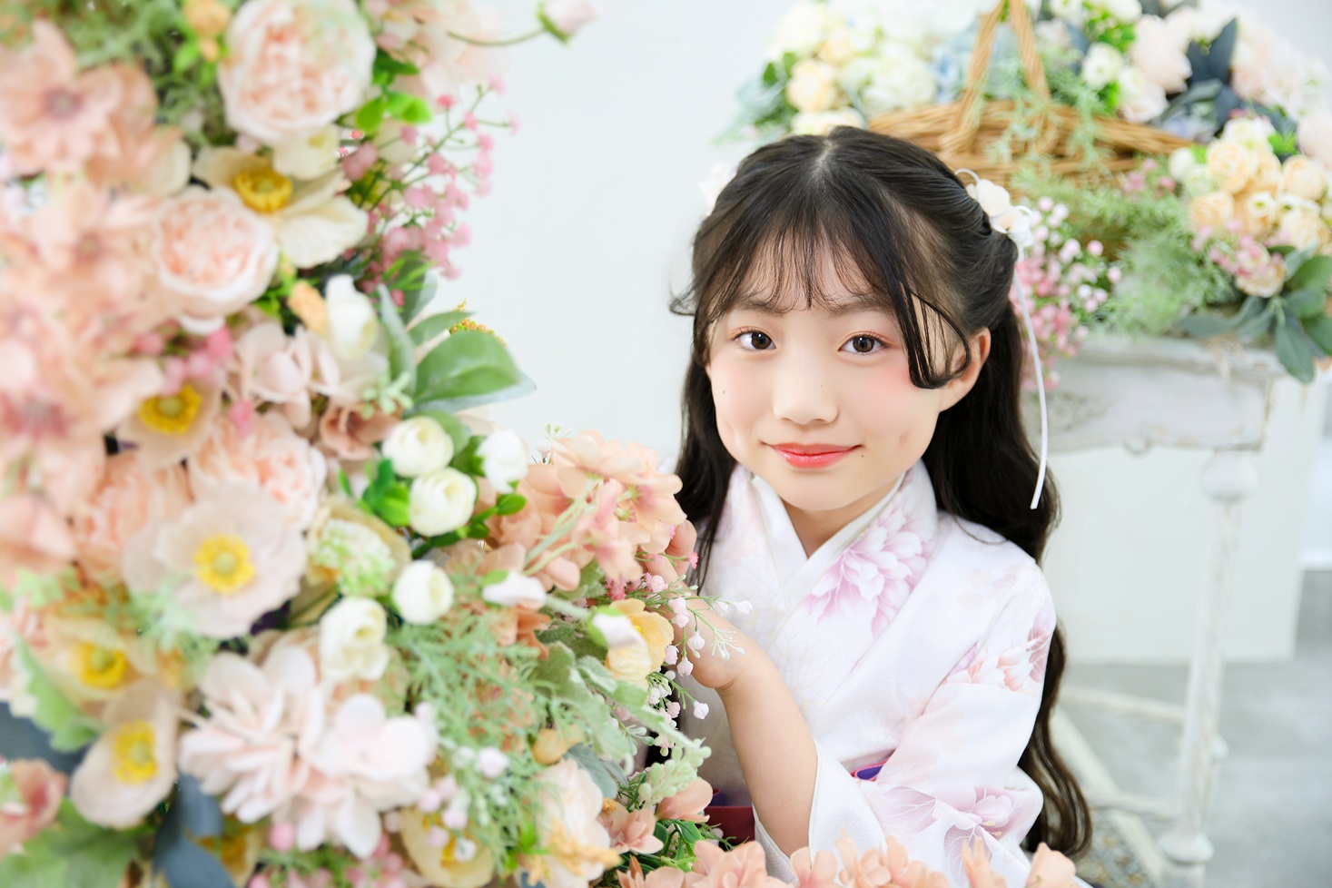 花に囲まれた特別な空間で残す10歳の記念写真。