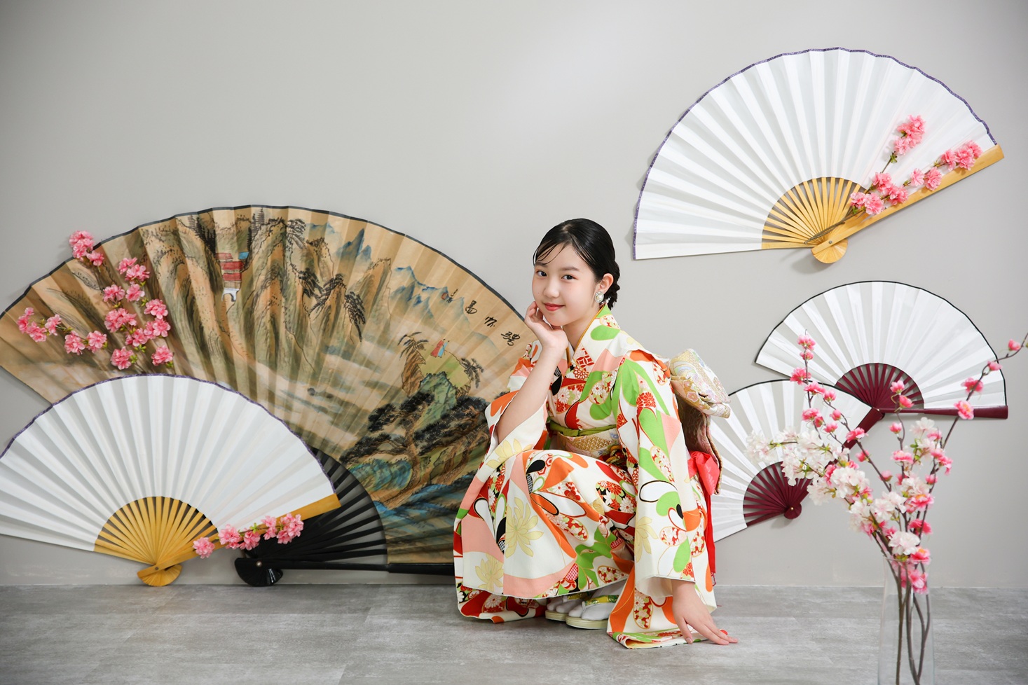 和の雰囲気が美しく、鮮やかな着物が映える古風な写真。二分の一成人式フォト。