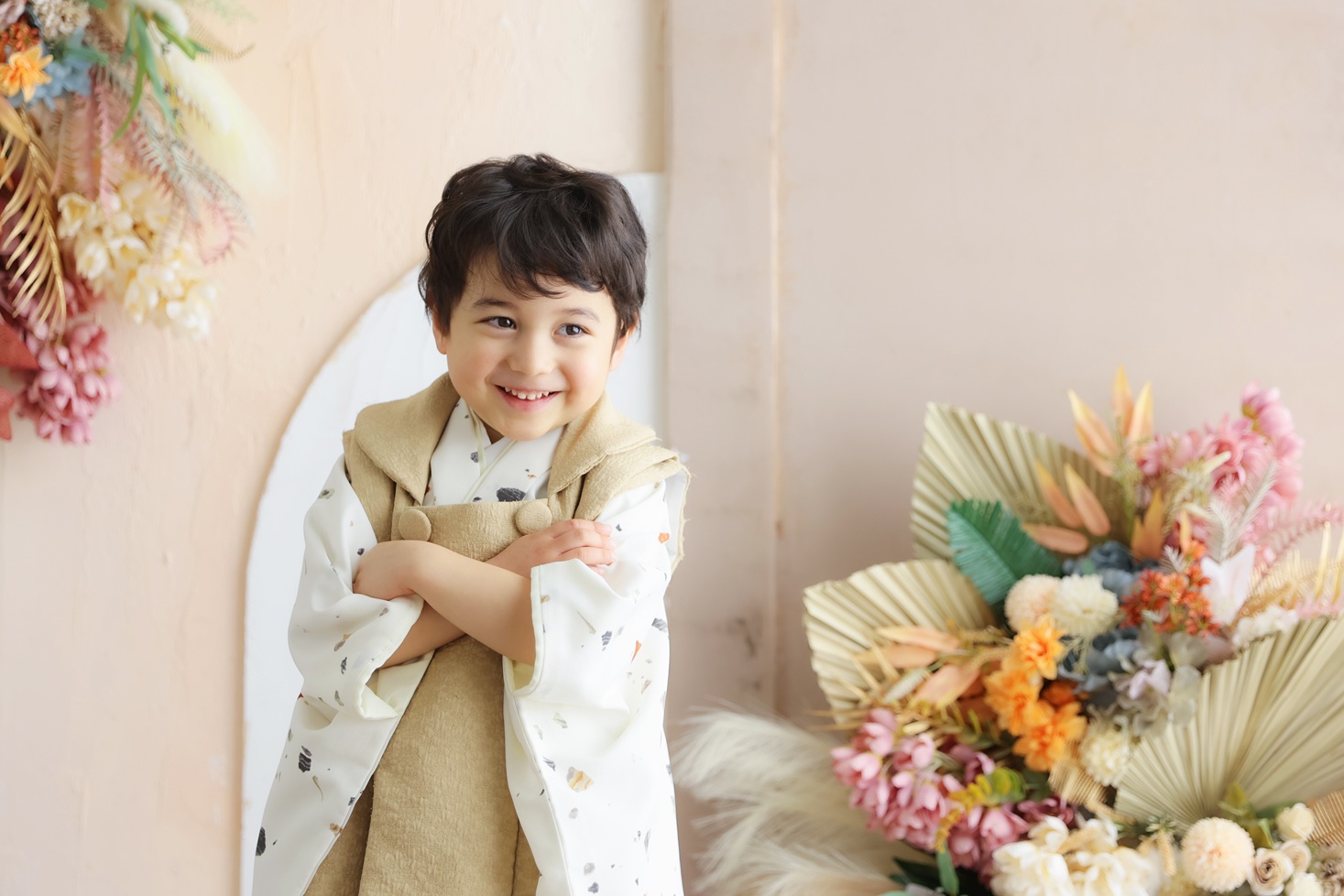 ナチュラルなデザインの被布。腕組みをした3歳の男の子の七五三写真。