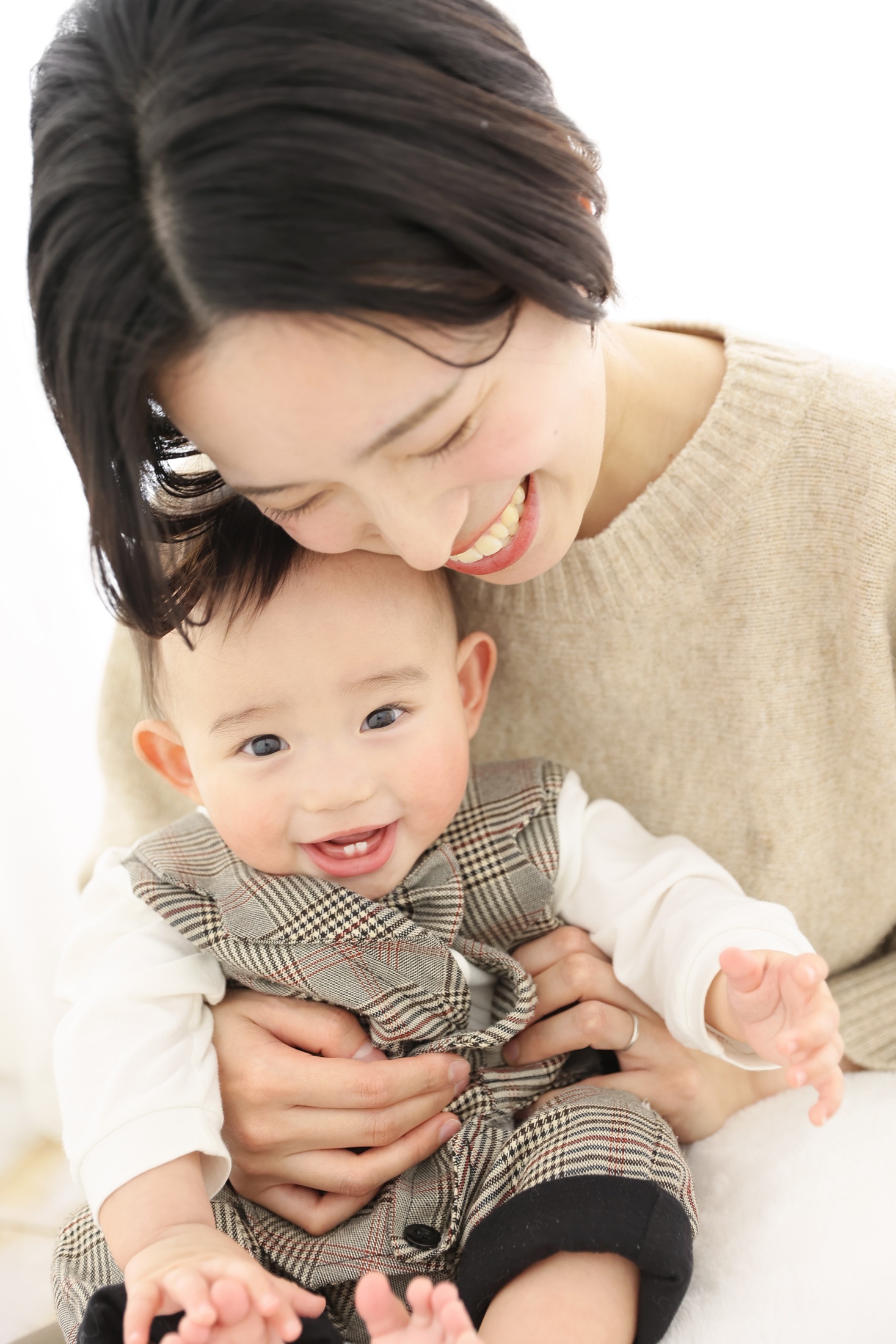 洋装で撮影した、ママとお子さまの笑顔あふれる誕生日フォト。