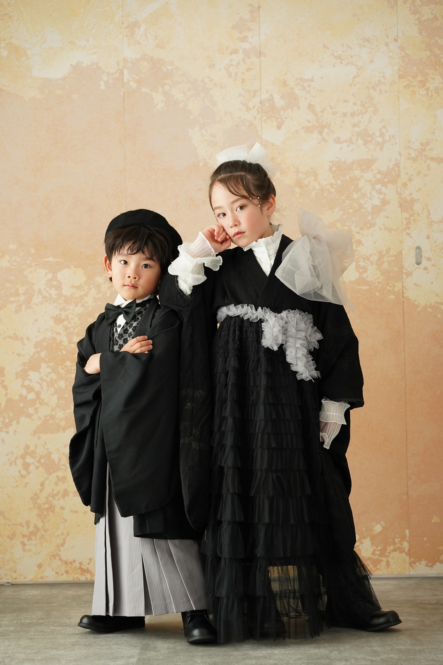 おそろいの着物を着た7歳女の子と5歳男の子の七五三ツーショット。