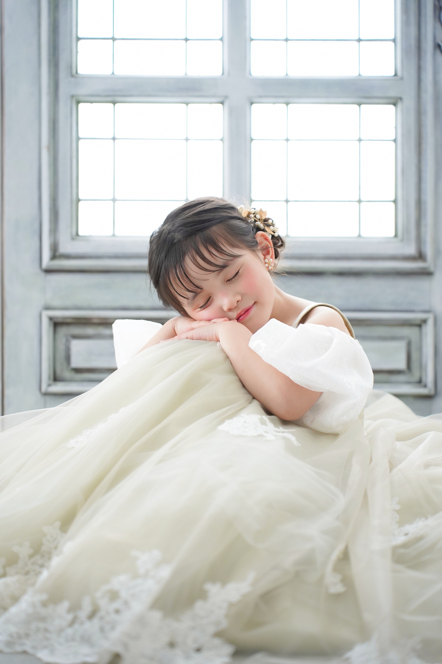 ドレス姿の3歳女の子を撮影した七五三フォト。やわらかな雰囲気の一枚。