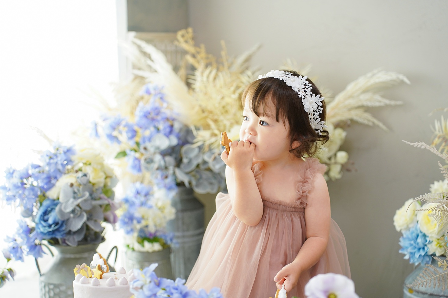 スマッシュケーキを楽しむ女の子の誕生日記念撮影。
