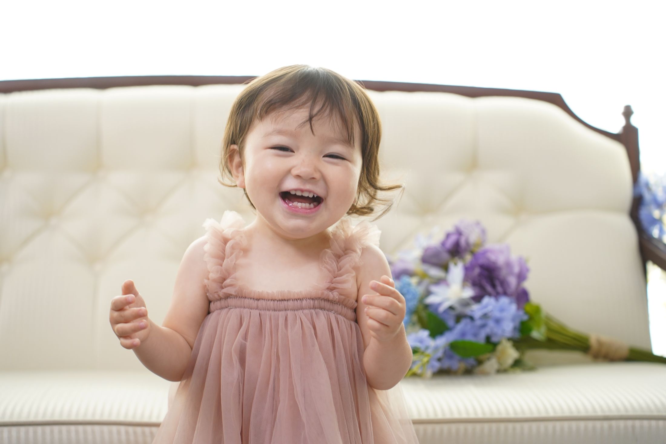 1歳のドレスを着た女の子。芝Parkside STUDIOでの誕生日のスタジオ撮影。東京都港区芝2-1-28　芝アネックスビル1階