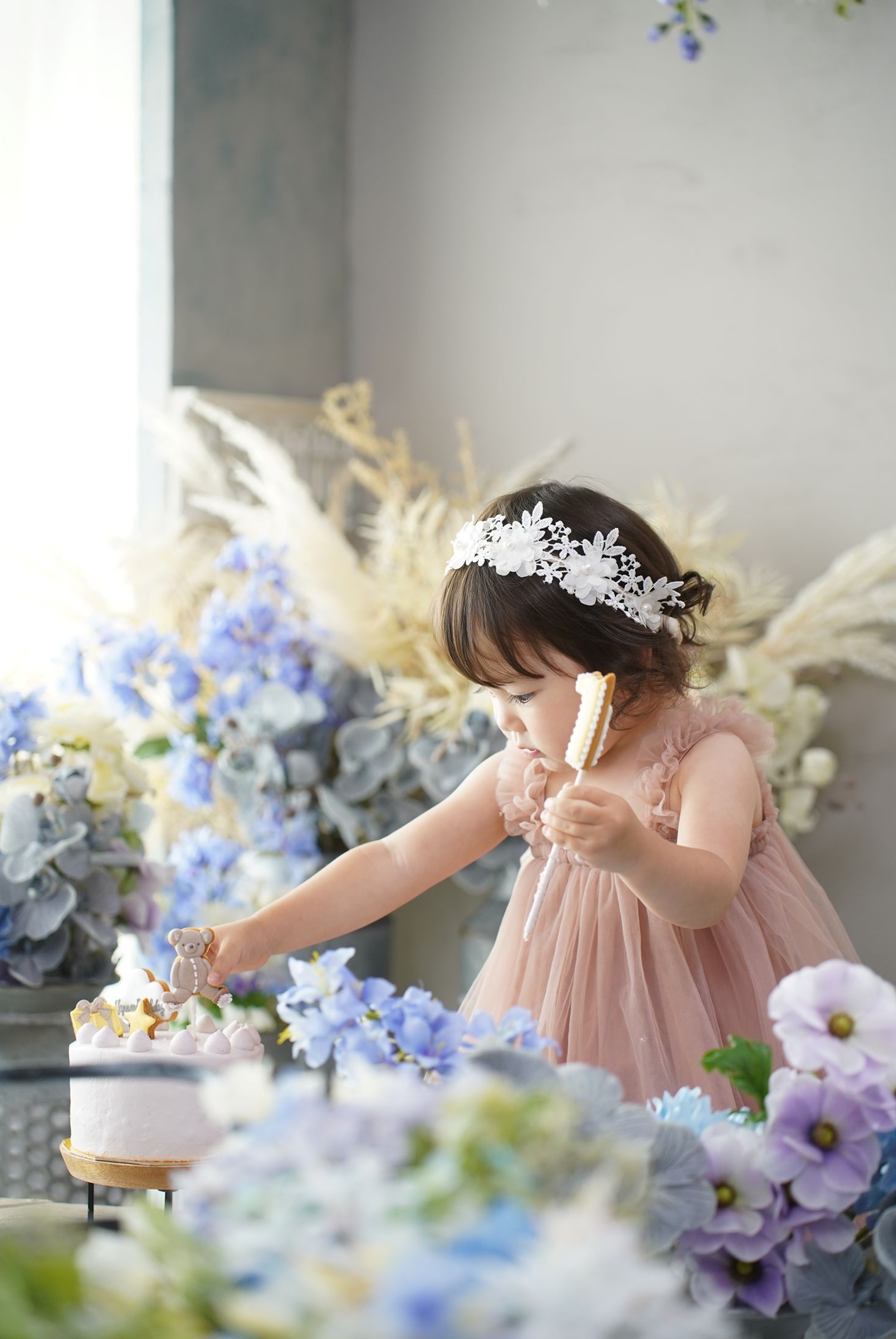 ドレスを着た1歳の女の子がスマッシュケーキを楽しむ1歳バースデー撮影。芝Parkside STUDIO店　東京都港区芝2-1-28　芝アネックスビル1階