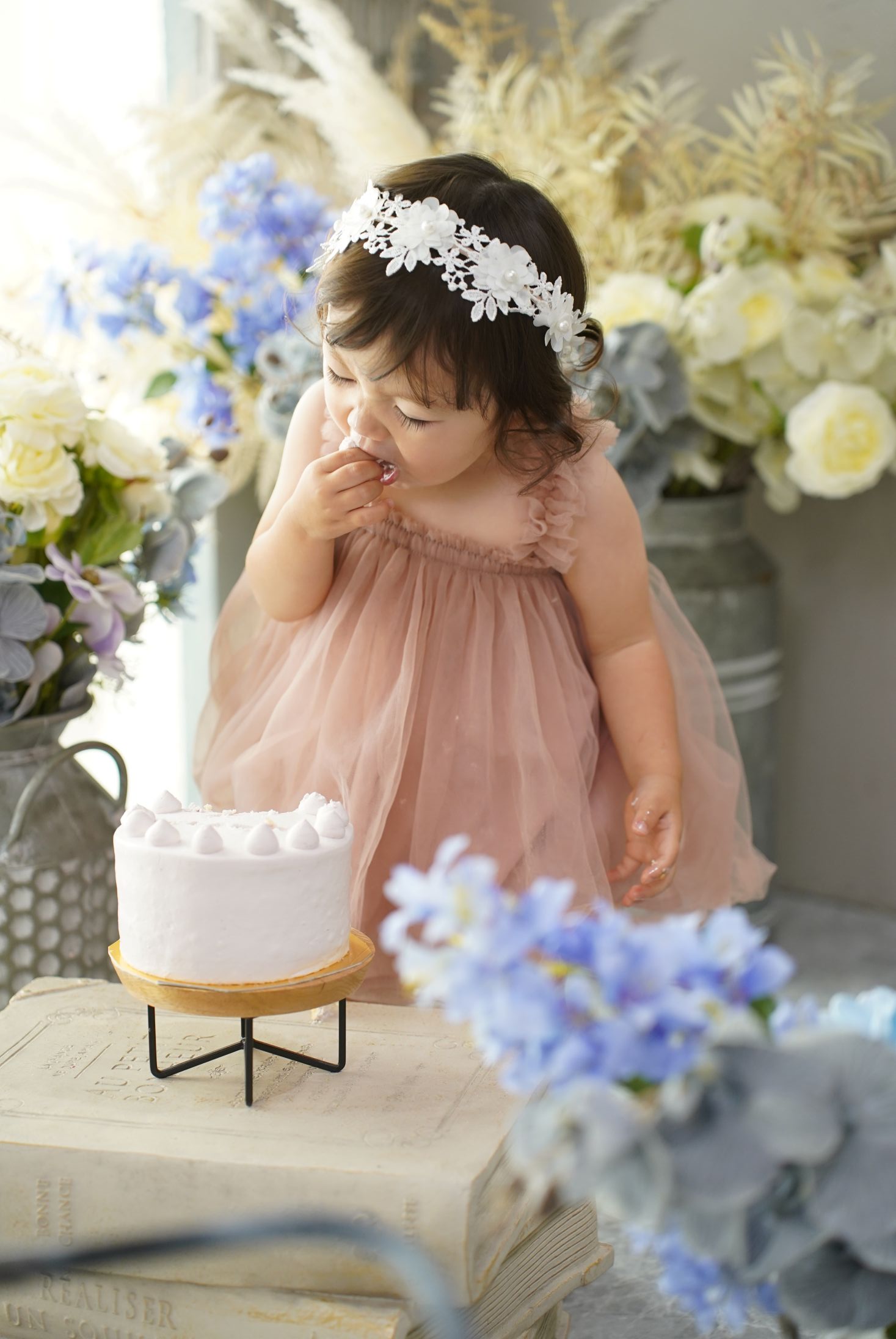 ドレスを着た1歳の女の子がスマッシュケーキを楽しむ1歳バースデー撮影。芝Parkside STUDIO店　東京都港区芝2-1-28　芝アネックスビル1階
