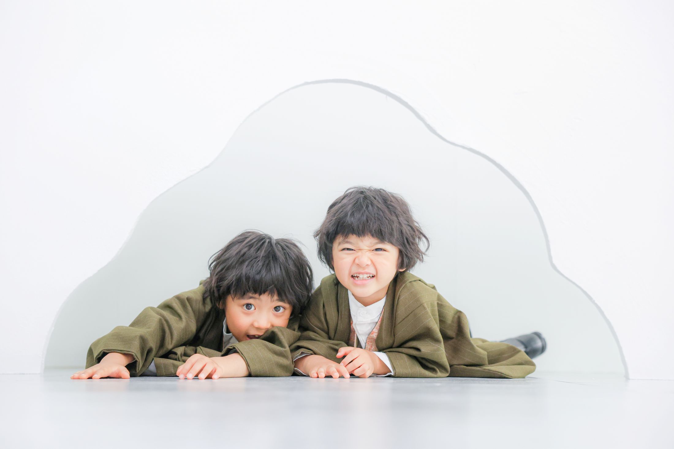 芝Parkside STUDIOで撮影した、お揃いの着物と羽織袴を着た5歳と7歳の兄弟の七五三スタジオ撮影。東京都港区芝2-1-28　芝アネックスビル1階