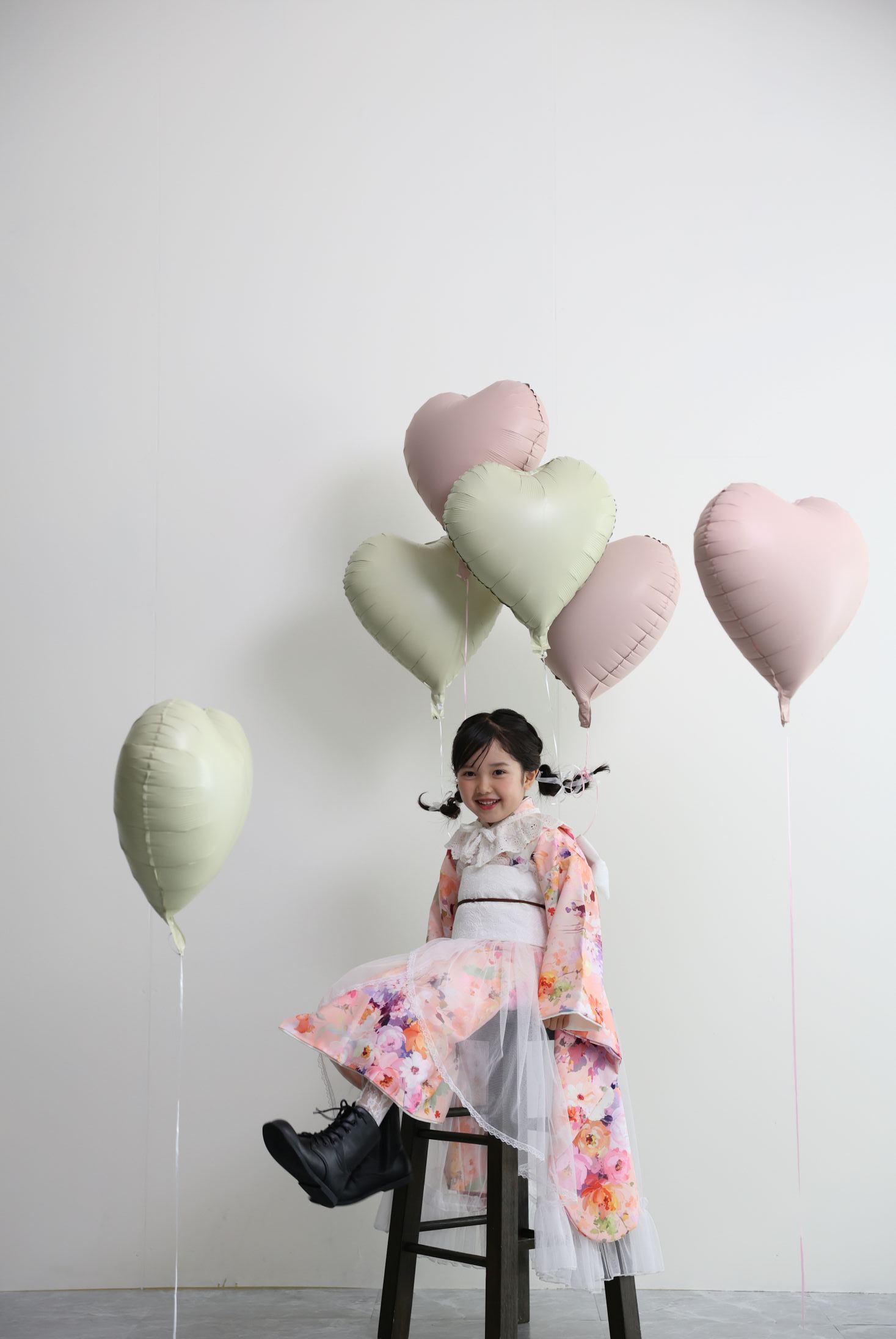 トレンドのヘアバルーンがかわいい着物姿の七五三スタジオ撮影。東京都港区芝2-1-28　芝アネックスビル1階