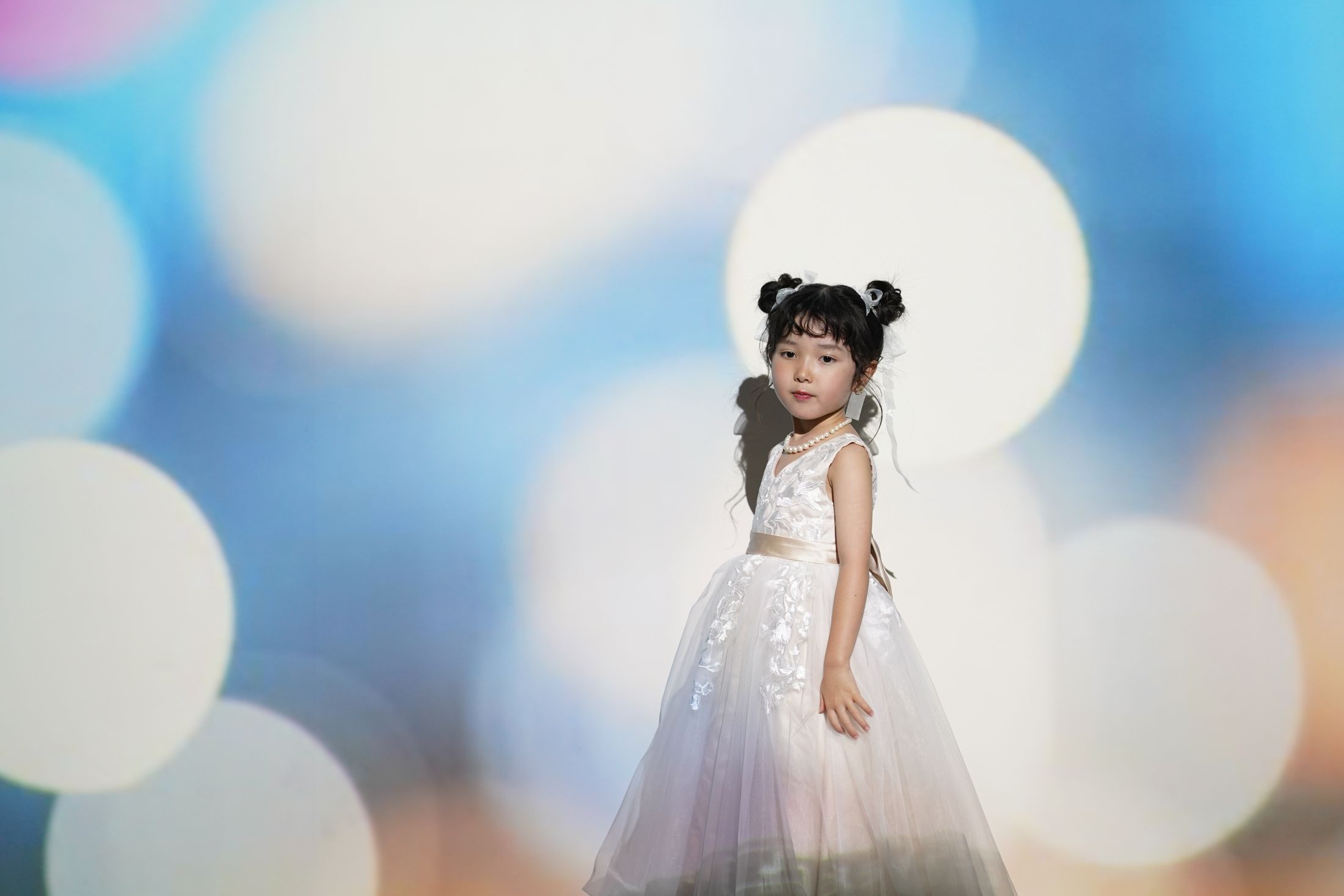 芝Parkside STUDIOで撮影した、洗練された雰囲気の中でドレスを着た5歳の女の子の七五三スタジオ撮影。東京都港区芝2-1-28　芝アネックスビル1階