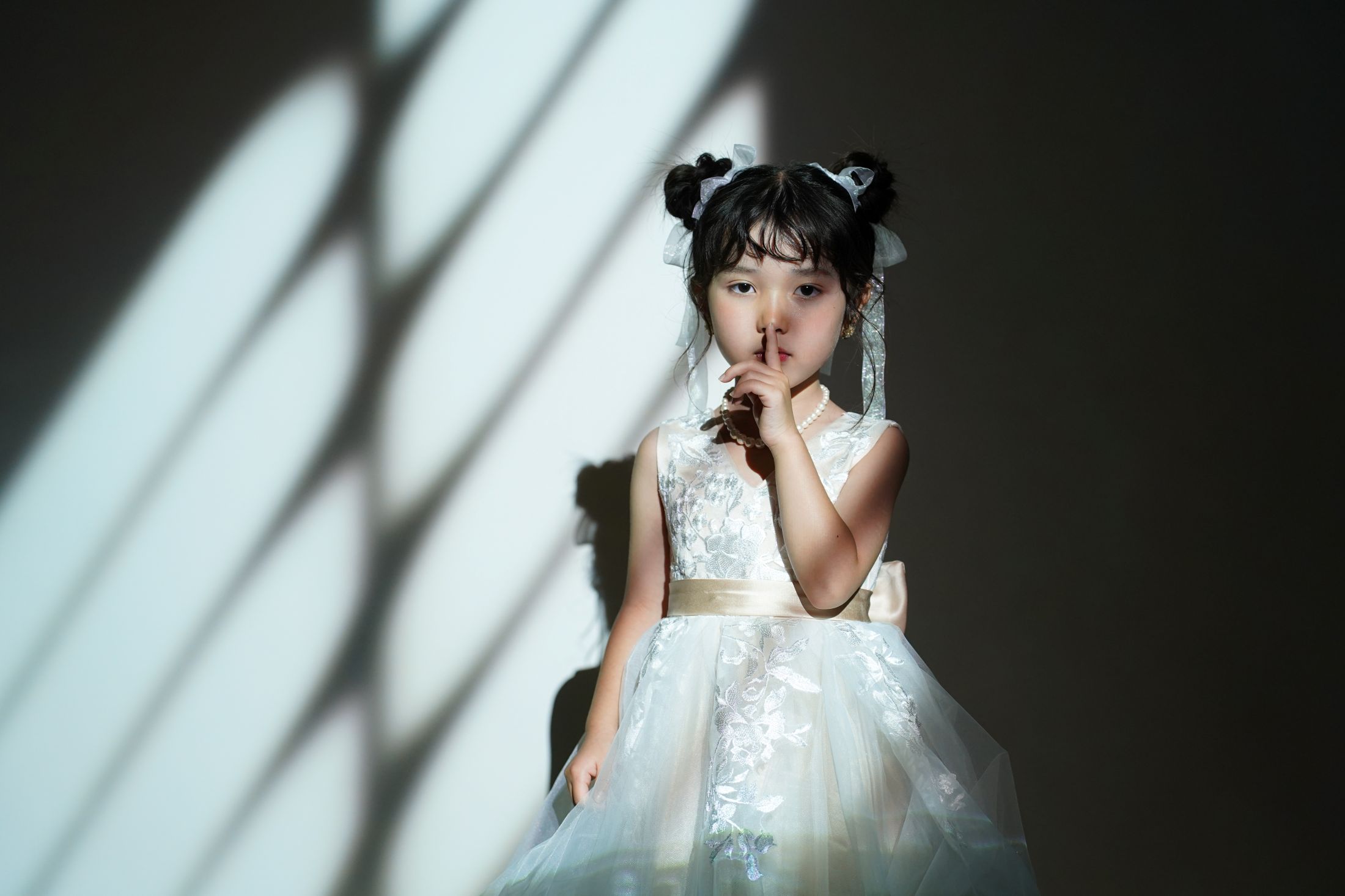 芝Parkside STUDIOで撮影した、洗練された雰囲気の中でドレスを着た5歳の女の子の七五三スタジオ撮影。東京都港区芝2-1-28　芝アネックスビル1階