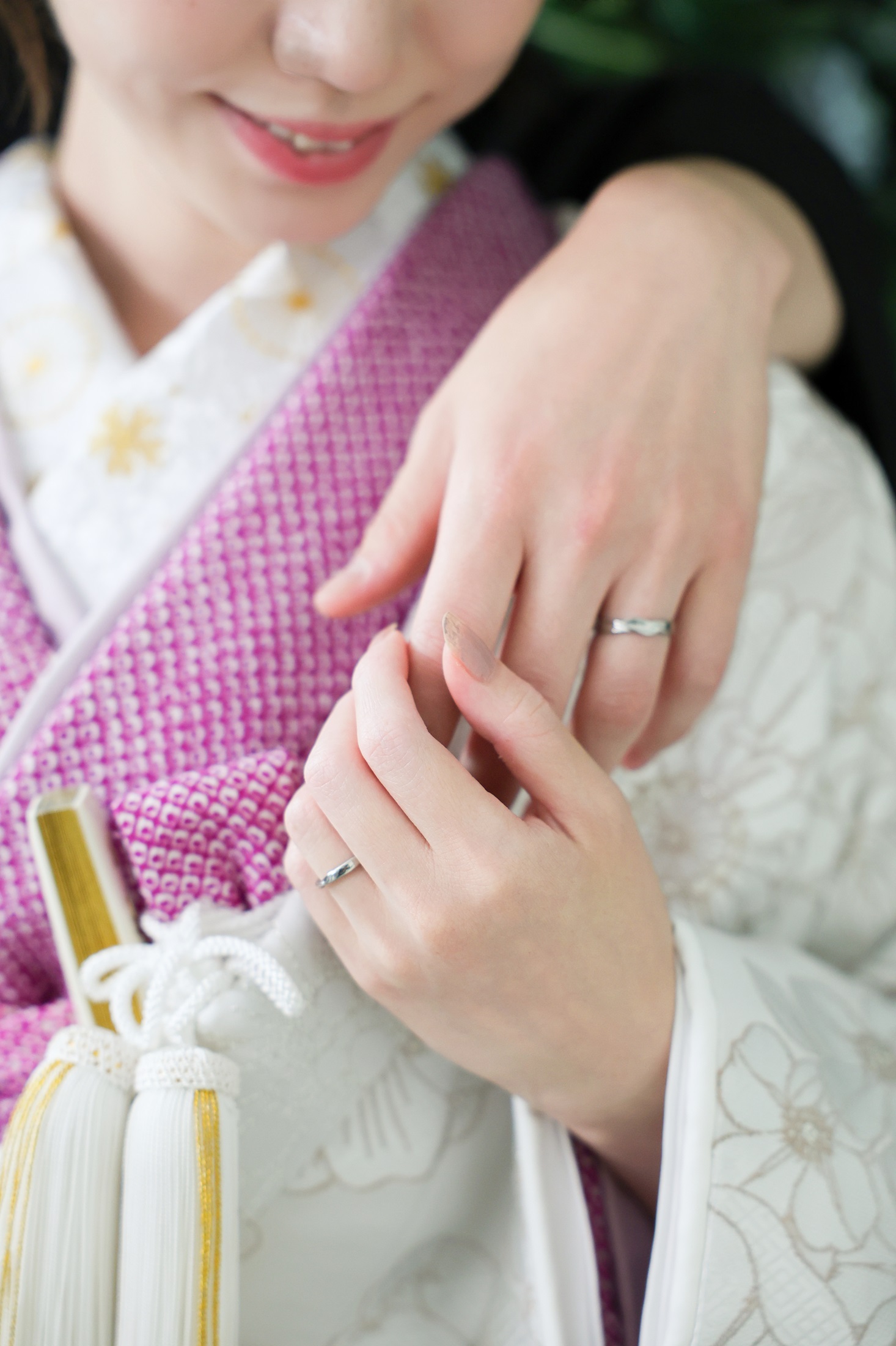 色打掛と袴でフォトウェディングの撮影をする新郎新婦様。新郎新婦様の手元にフォーカスした写真。撮影店舗:芝ParksideSTUDIO店 住所:東京都港区芝2-1-28 芝アネックスビル1階