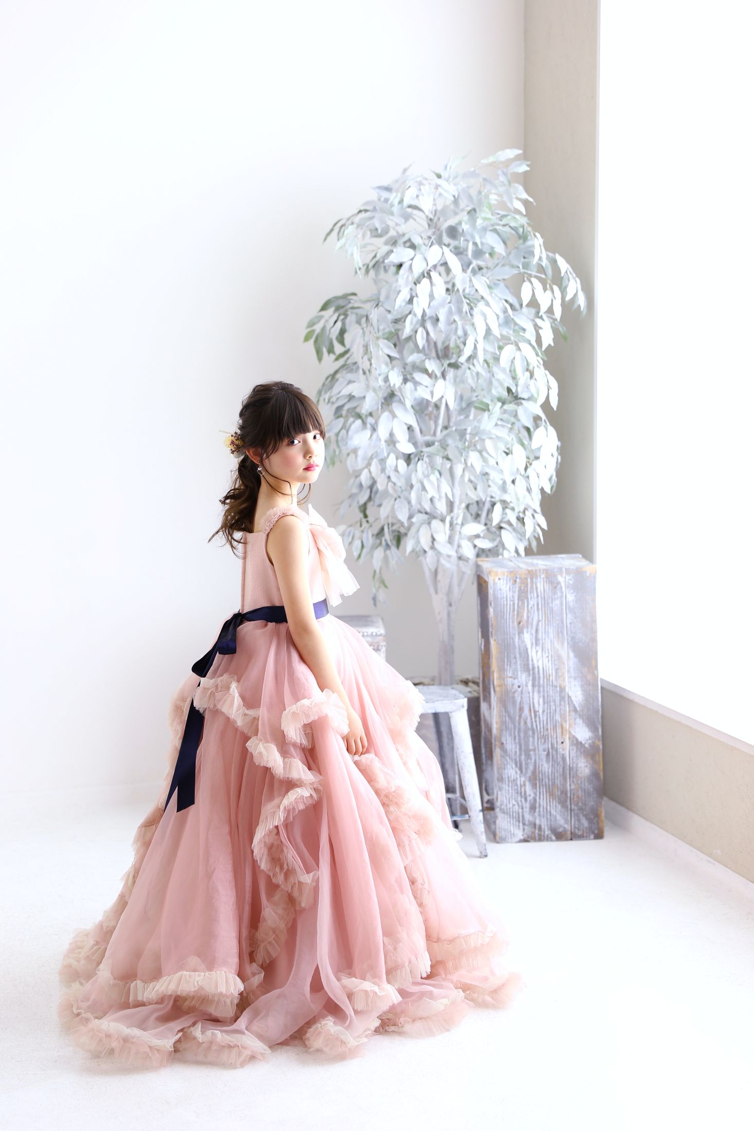 ドレスを着た10歳の女の子。イオンモール堺鉄砲町で1/2成人式のスタジオ撮影。 店舗住所：大阪府堺市堺区鉄砲町1 イオンモール堺鉄砲町 2F