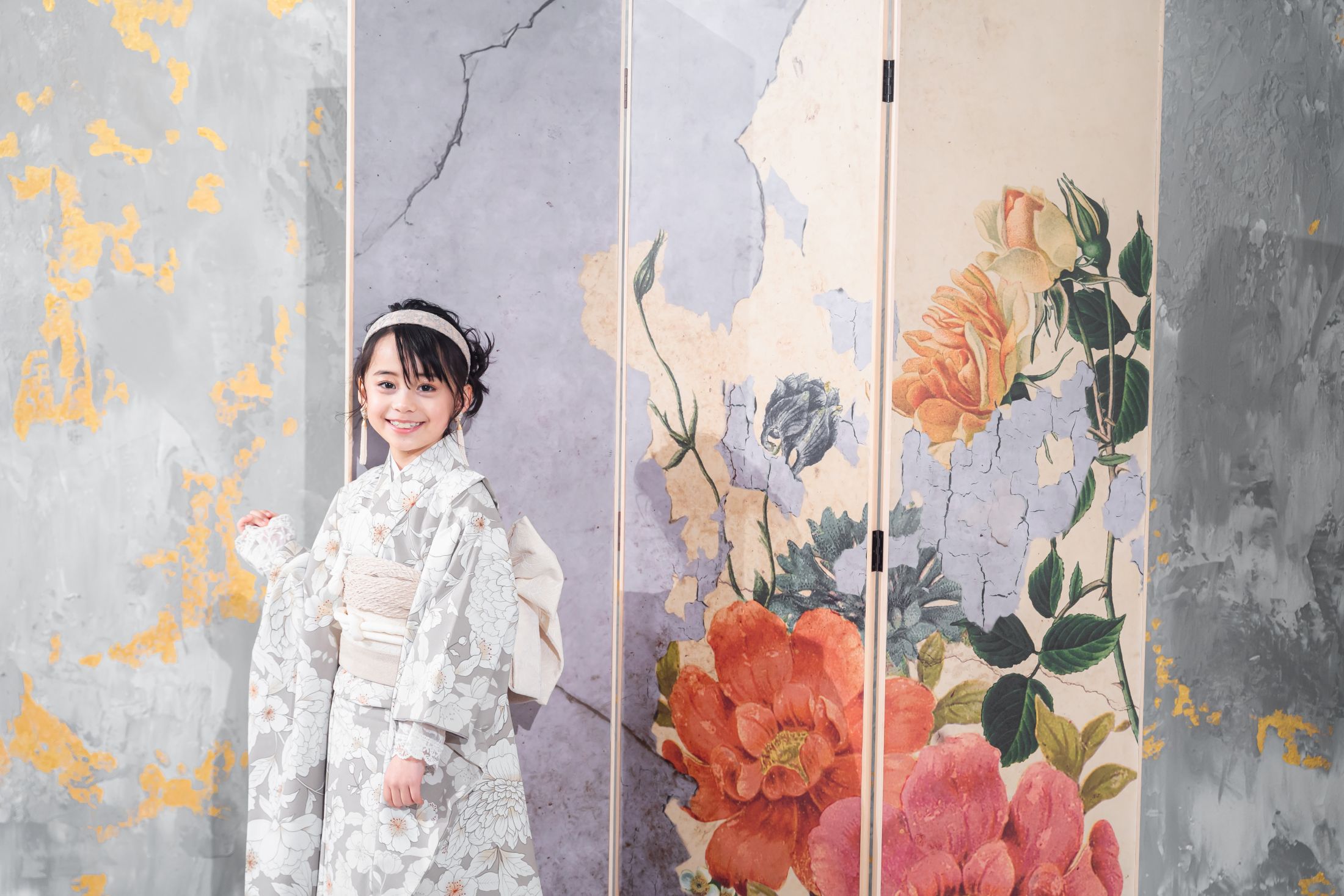 着物を着た10歳の女の子。らららテラスHARUMI FLAGで1/2成人式のスタジオ撮影。