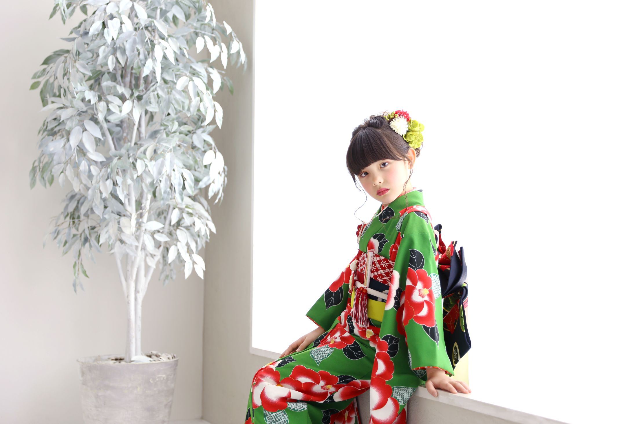 古典系の着物を着た7歳の女の子の写真。イオンモール堺鉄砲町での七五三のスタジオ撮影。店舗住所：大阪府堺市堺区鉄砲町1 イオンモール堺鉄砲町 2F