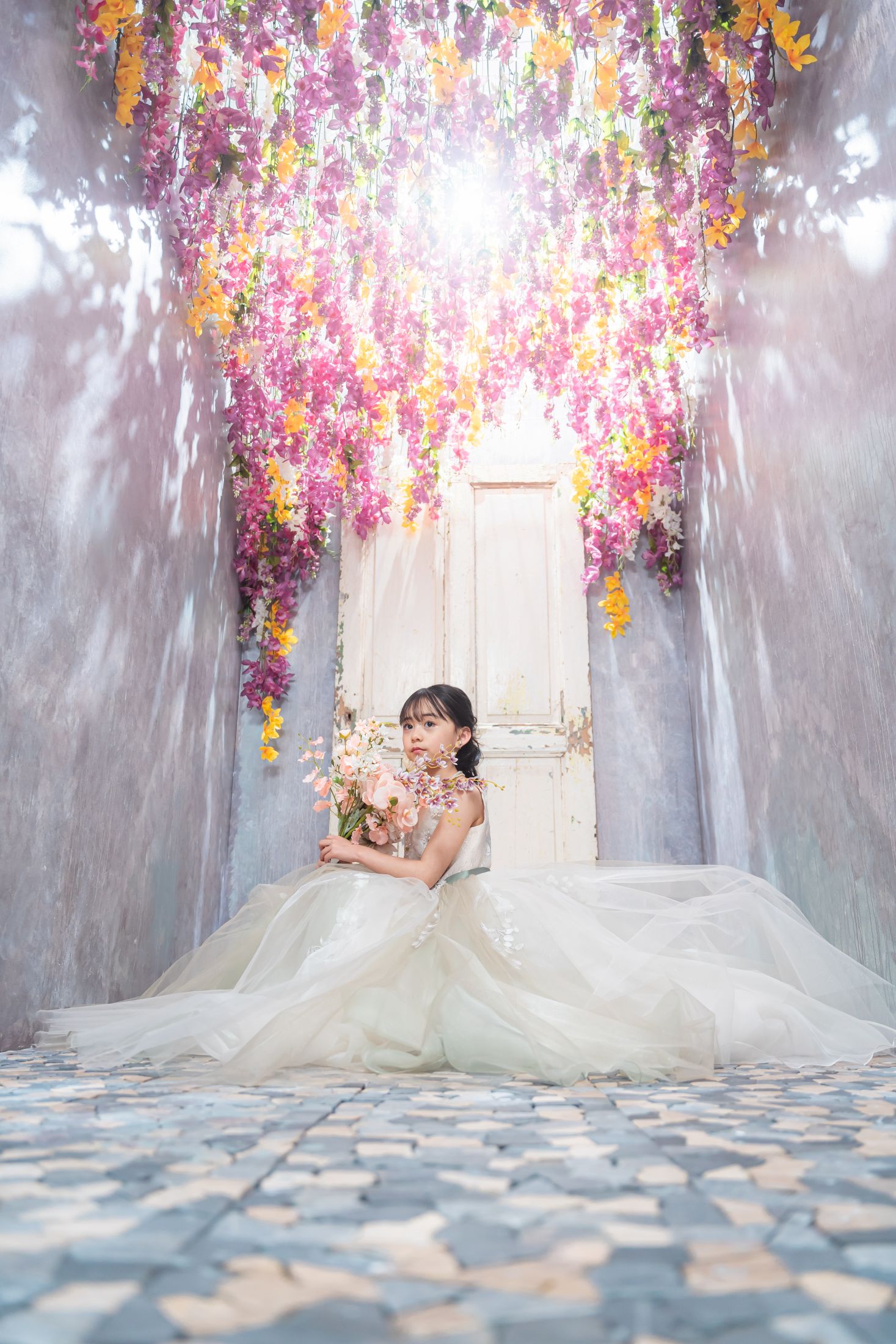 ドレスを着た10歳の女の子。らららテラスHARUMI FLAGで1/2成人式のスタジオ撮影。