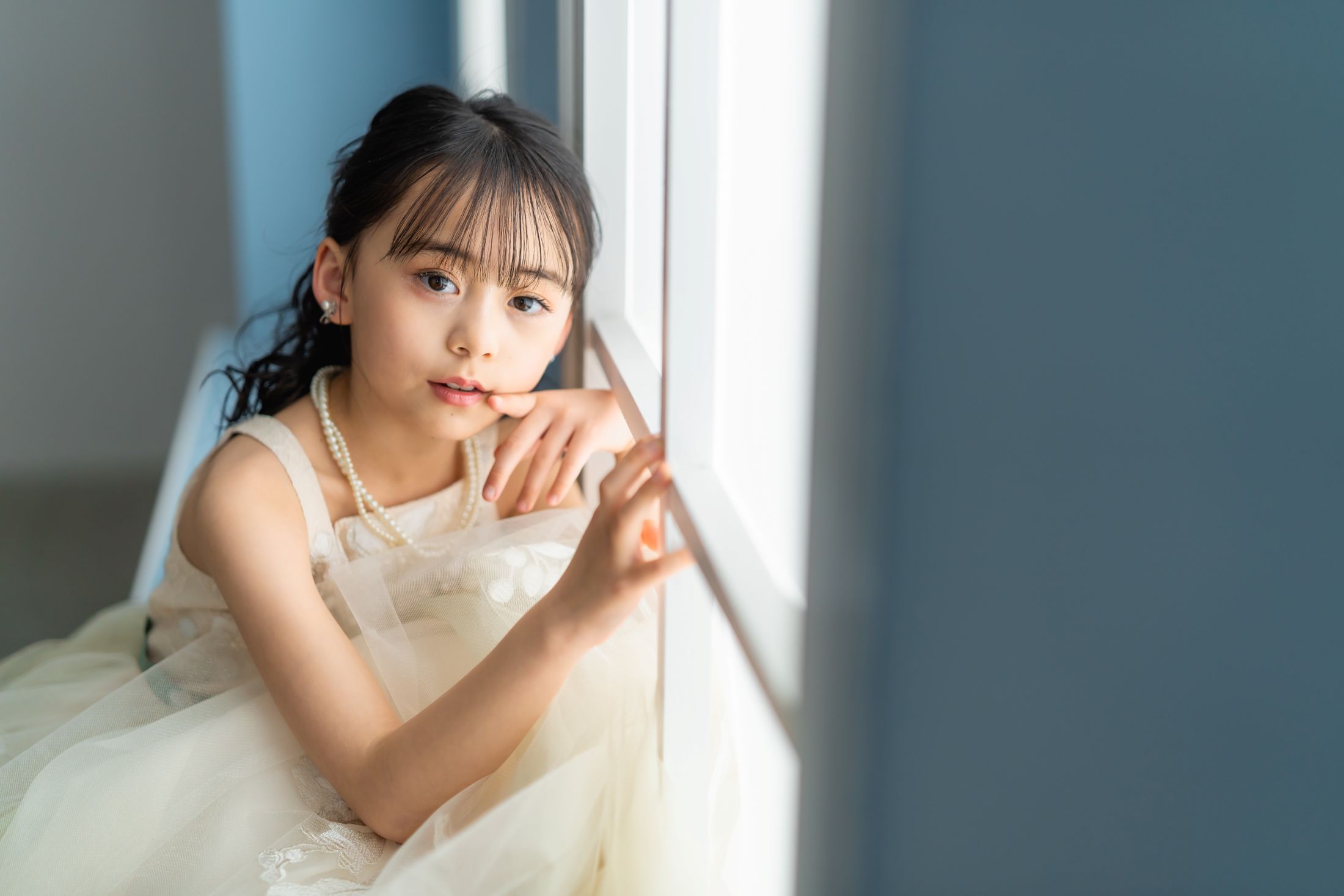 ドレスを着た10歳の女の子。らららテラスHARUMI FLAGで1/2成人式のスタジオ撮影。