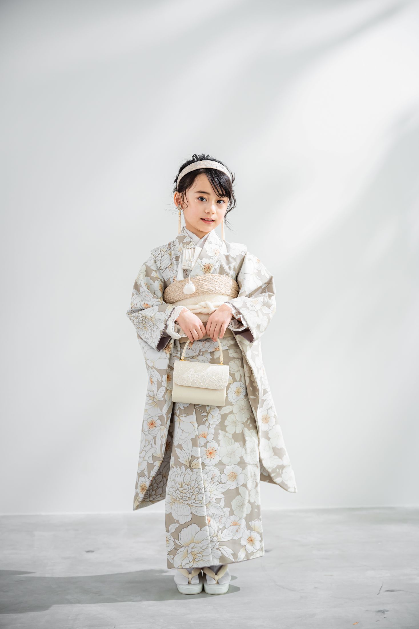 着物を着た10歳の女の子。らららテラスHARUMI FLAGで1/2成人式のスタジオ撮影。
