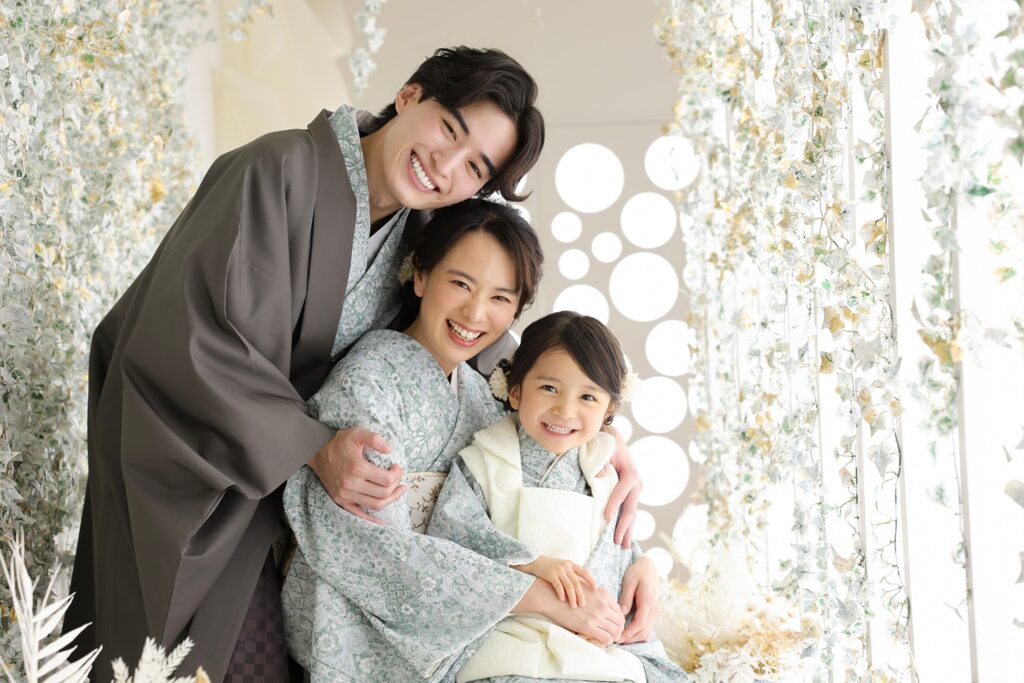 七五三のお祝いで家族そろって笑顔で記念撮影をする様子