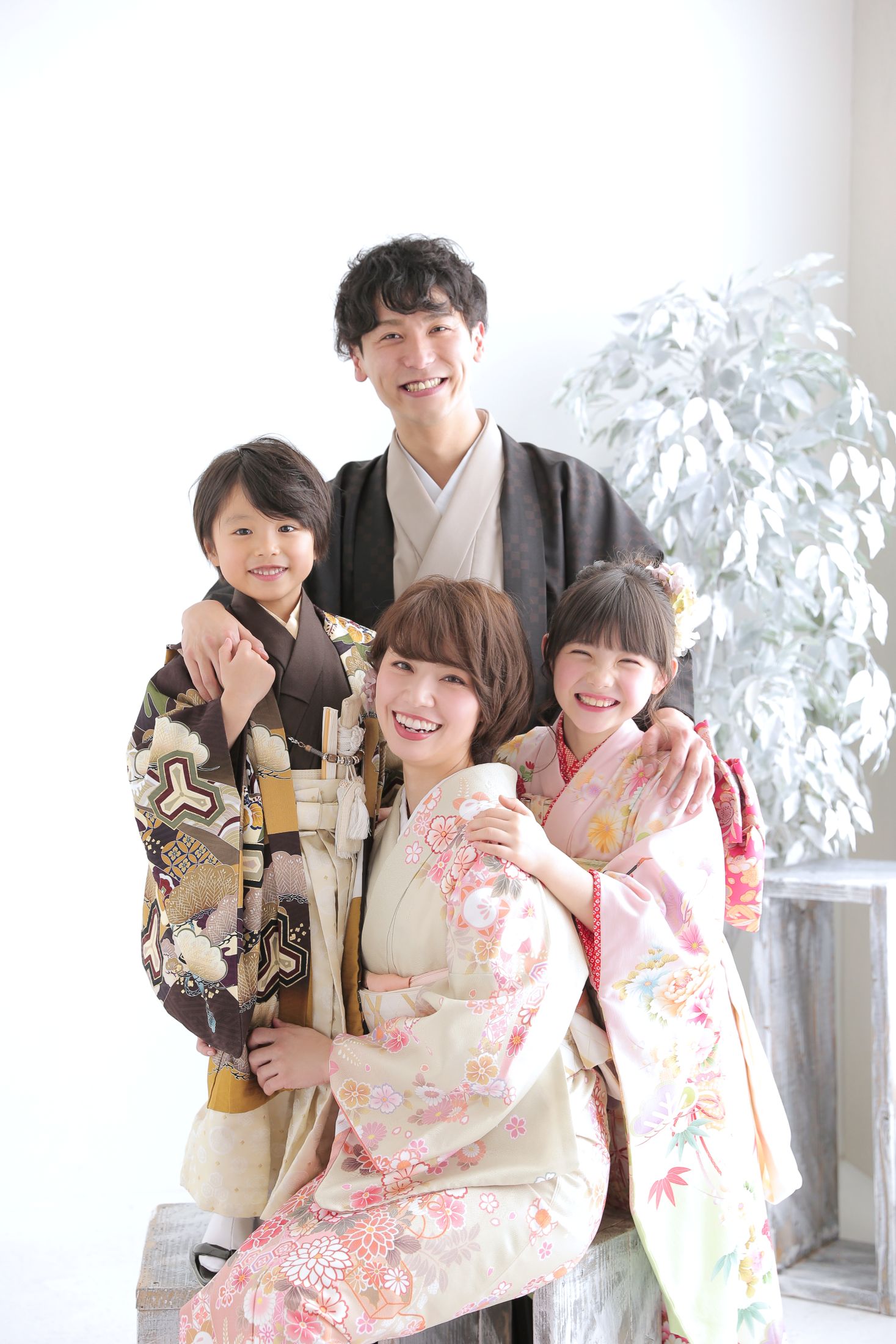 着物を着た7歳の女の子と5歳の男の子。パパママも一緒に着物で撮影している家族の写真。イオンモール堺鉄砲町での七五三のスタジオ撮影。店舗住所：大阪府堺市堺区鉄砲町1 イオンモール堺鉄砲町 2F