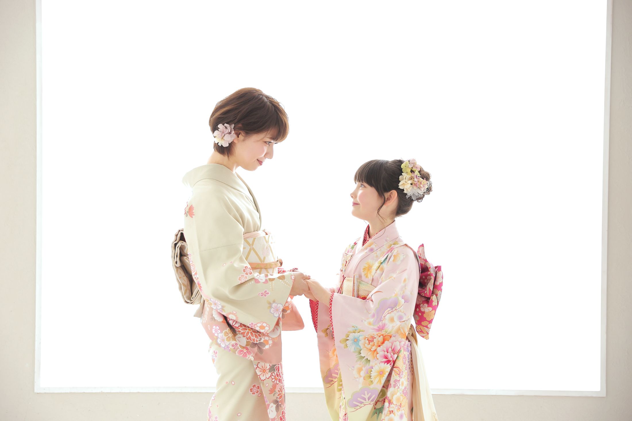 着物を着た7歳の女の子とママの家族写真。イオンモール堺鉄砲町での七五三のスタジオ撮影。店舗住所：大阪府堺市堺区鉄砲町1 イオンモール堺鉄砲町 2F