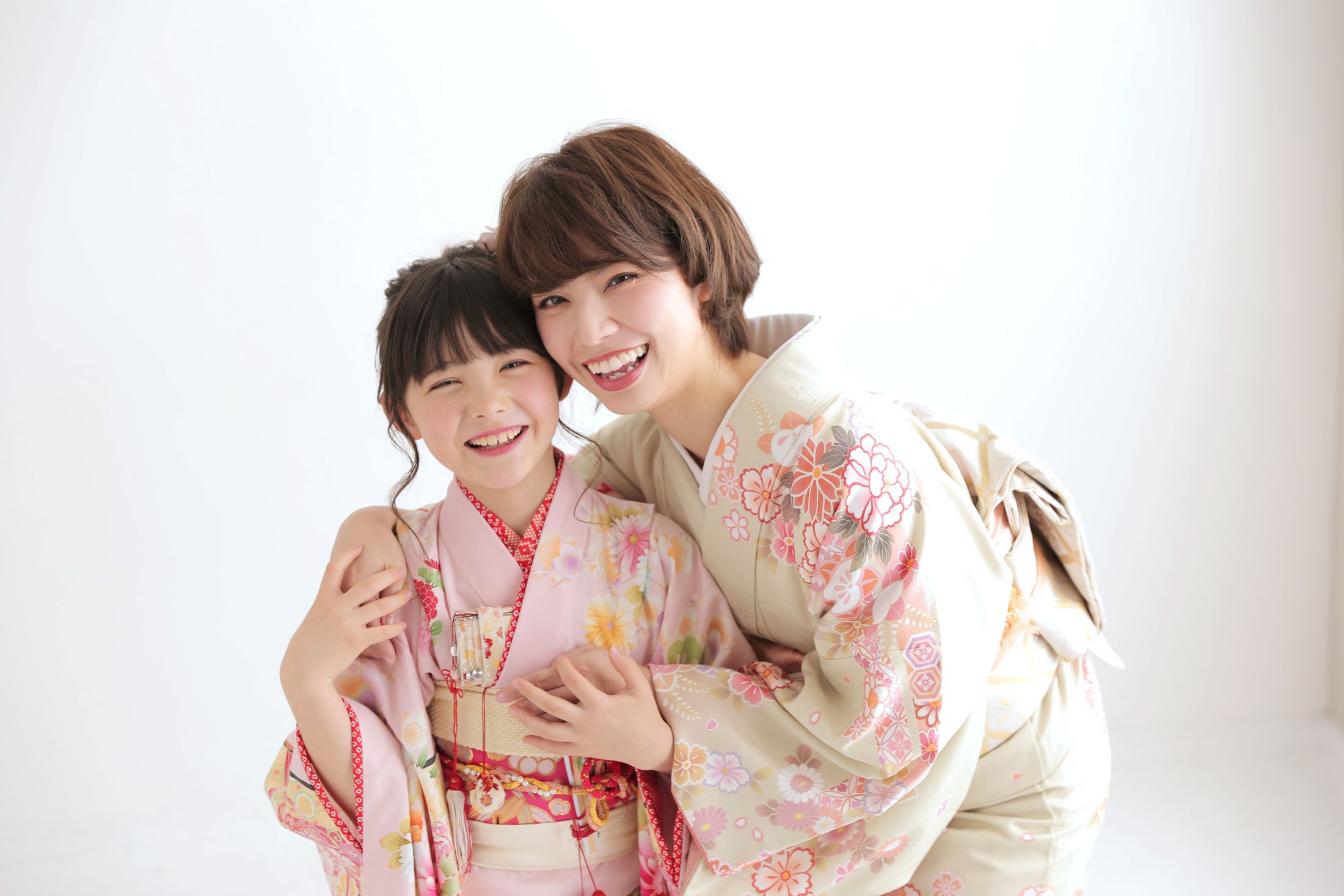 着物を着た7歳の女の子とママの家族写真。イオンモール堺鉄砲町での七五三のスタジオ撮影。店舗住所：大阪府堺市堺区鉄砲町1 イオンモール堺鉄砲町 2F
