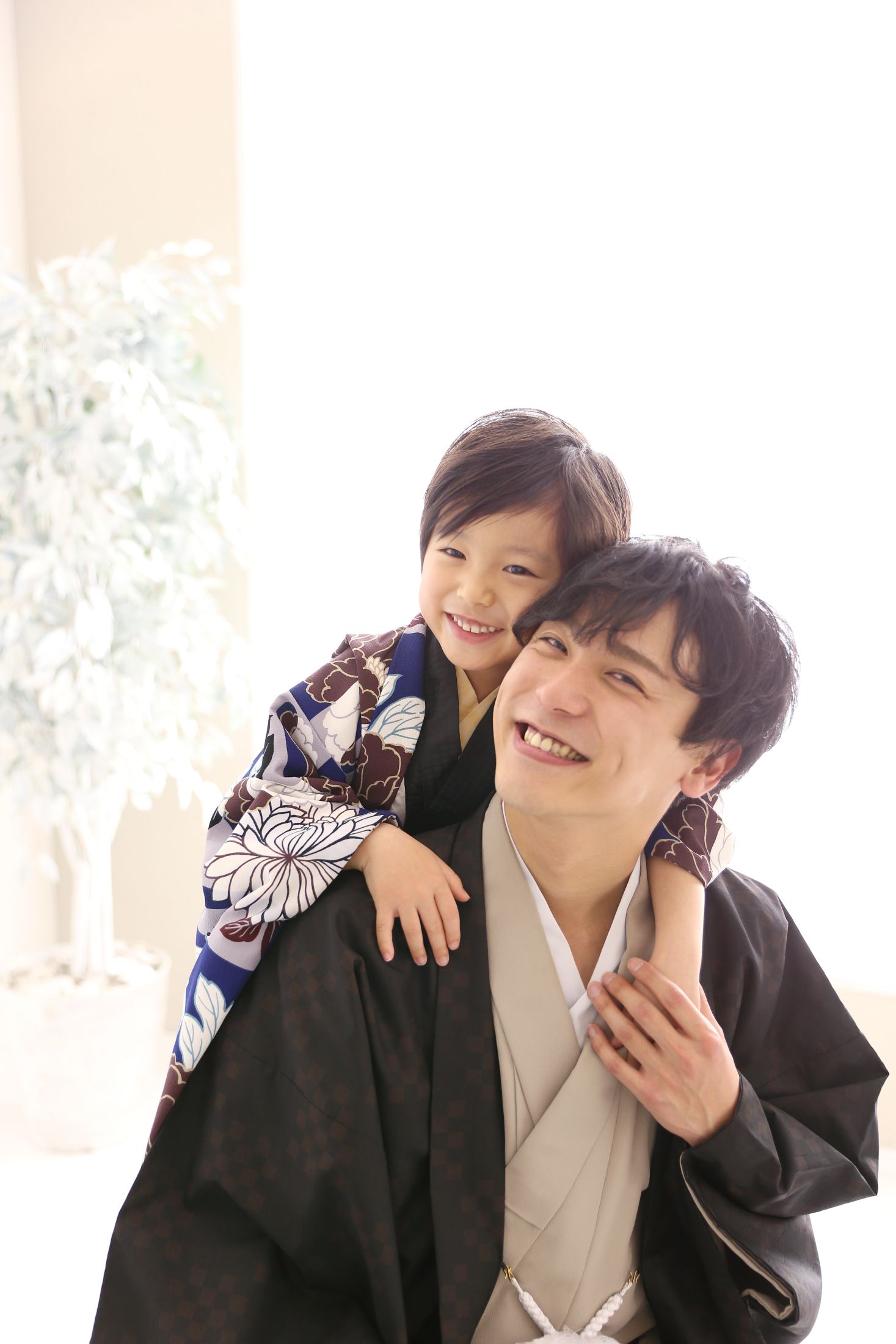 着物を着た5歳の男の子とパパの写真。家族写真。イオンモール堺鉄砲町での七五三のスタジオ撮影。店舗住所：大阪府堺市堺区鉄砲町1 イオンモール堺鉄砲町 2F