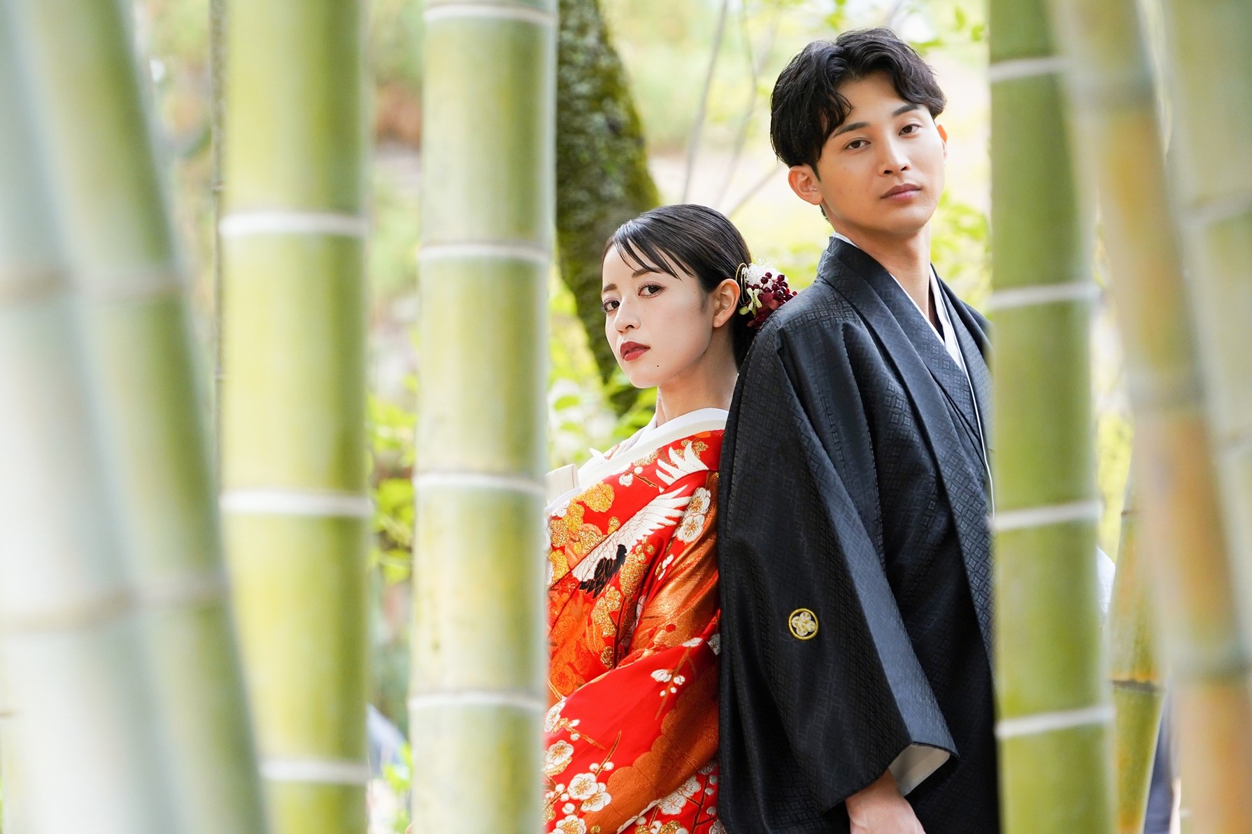 三渓園の日本庭園で和装を着て結婚式の前撮りをする新郎様と新婦様。竹林でも撮れることで人気のロケーション。撮影：STUDIOARC