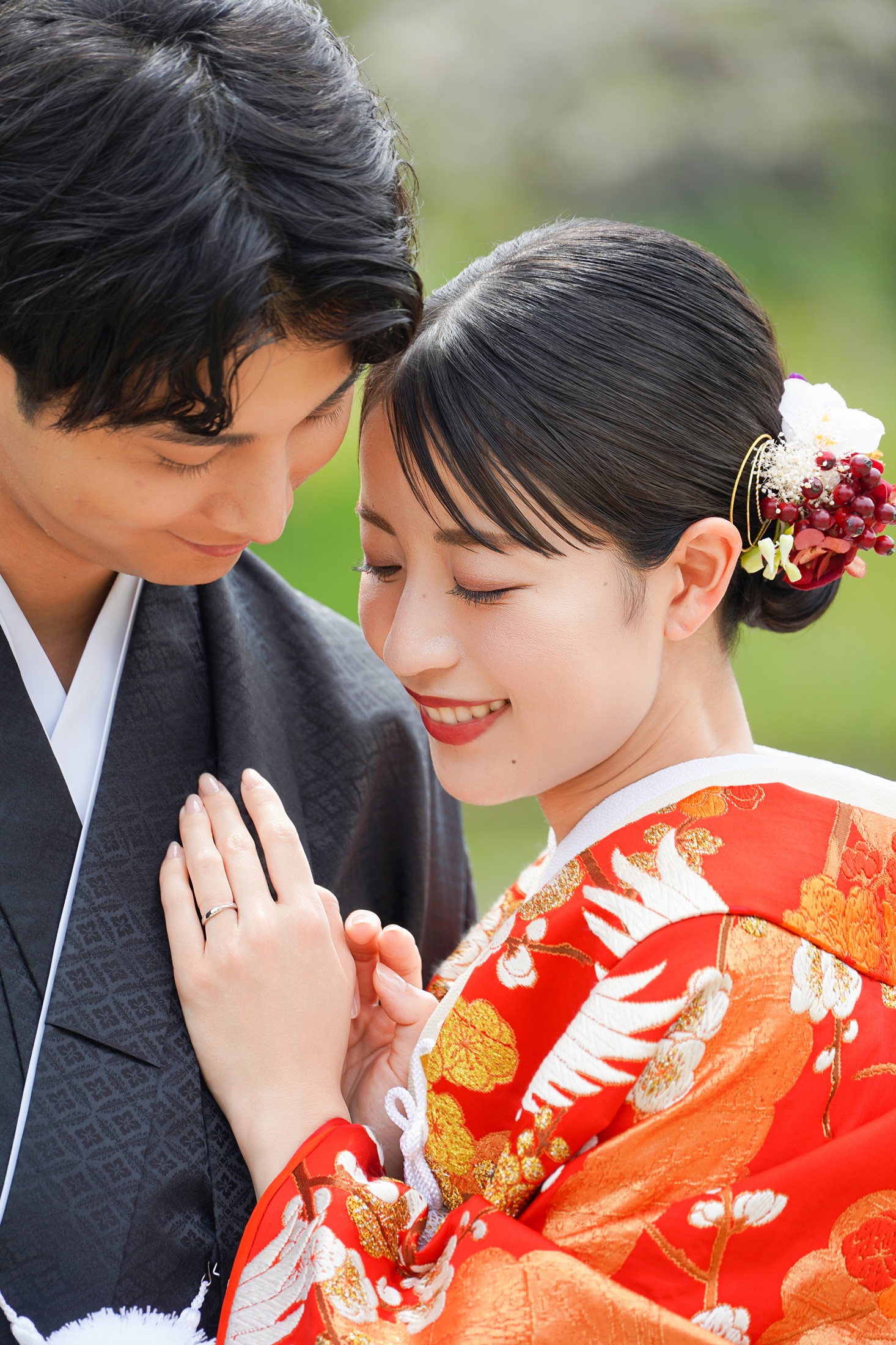 三渓園の日本庭園で和装を着て結婚式の前撮りをする新郎様と新婦様。赤の色打掛が王道の美しさで庭園の雰囲気ともマッチしている 。撮影：STUDIOARC