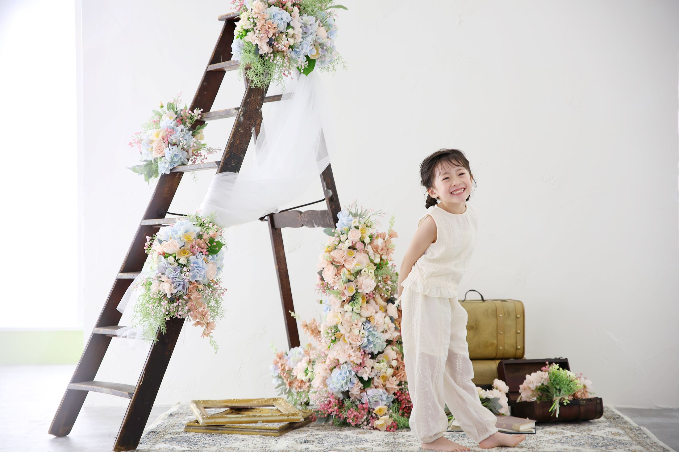 カジュアルな服を着た5歳の女の子。ららぽーと安城での七五三のスタジオ撮影。愛知県安城市大東町9番30号 ららぽーと安城 1F