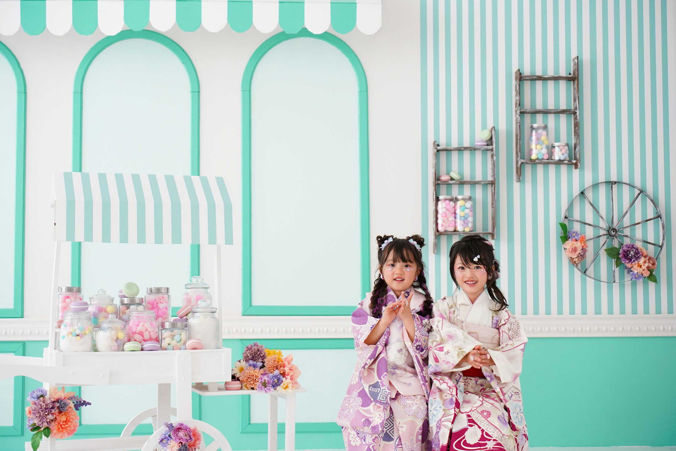 着物を着た5歳の女の子。友達。姉妹。らららテラスHARUMI FLAGでの七五三のスタジオ撮影。Shinako Collection。しなこワールド。パステルカラー。