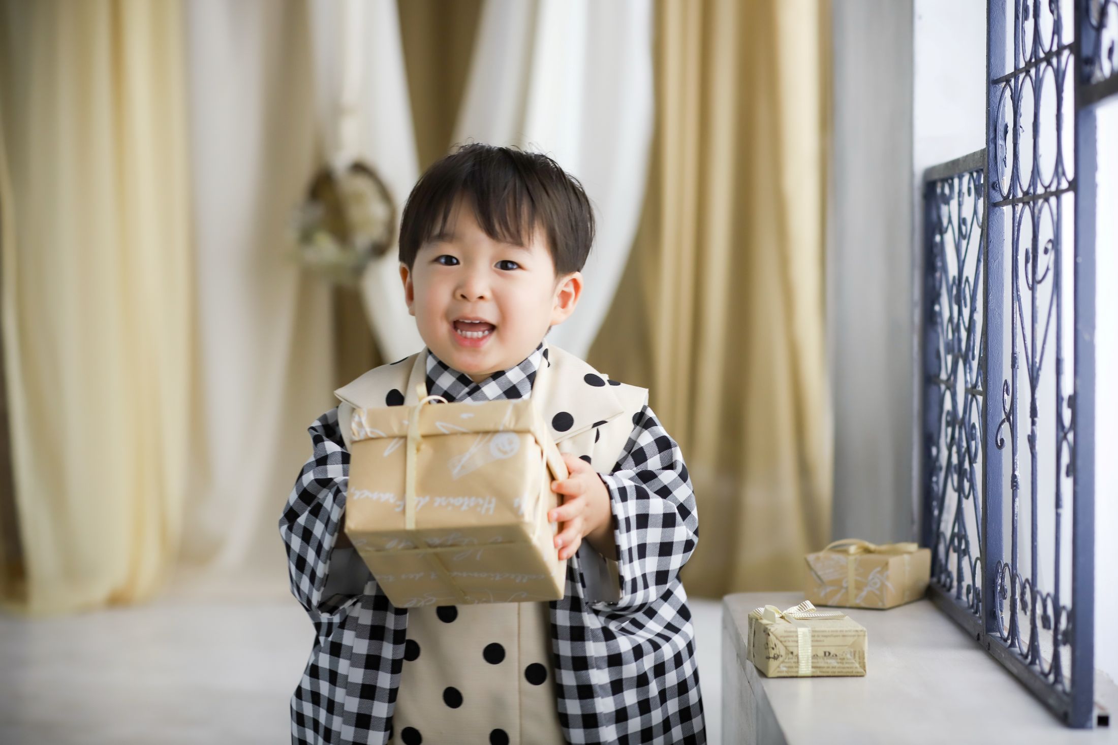 着物を着た3歳の男の子。神戸ハーバーランドでの七五三のスタジオ撮影。兵庫県神戸市中央区東川崎町1-5-5 ハーバーランド煉瓦倉庫