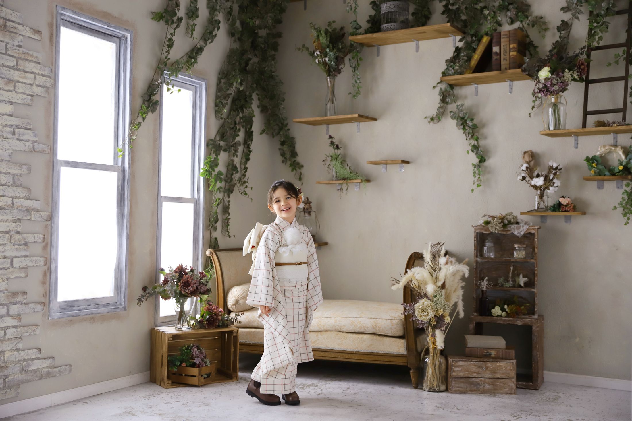 ナチュラルなスタジオでさ杖いしている着物を着た7歳の女の子の写真。イオンモール堺鉄砲町での七五三のスタジオ撮影。店舗住所：大阪府堺市堺区鉄砲町1 イオンモール堺鉄砲町 2F