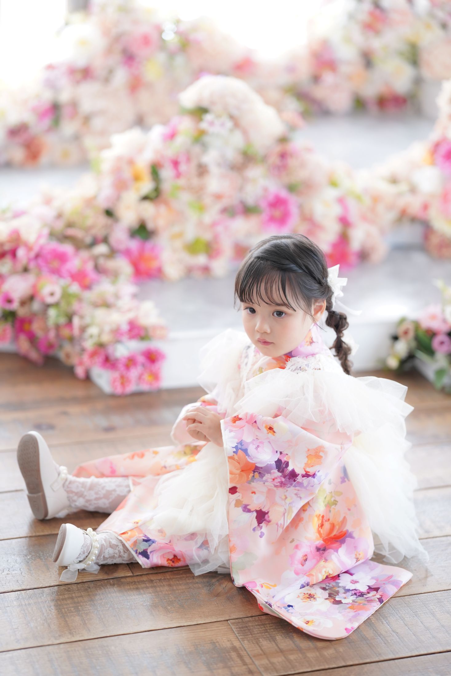着物を着た3歳の女の子。お花柄。花畑。ブーケ。錦糸町PARCOでの七五三のスタジオ撮影。東京都墨田区江東橋4-27-14 錦糸町PARCO 7F