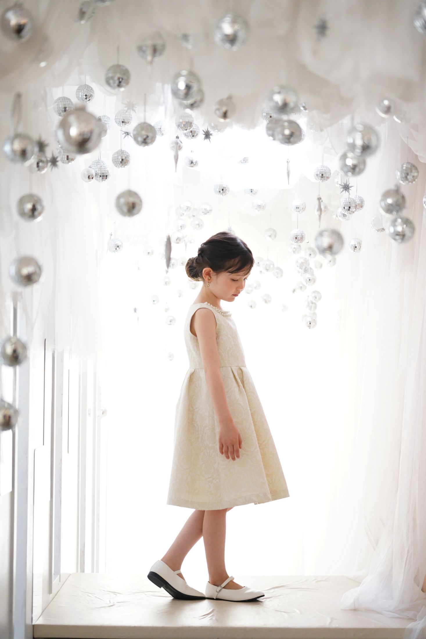 ドレスを着た７歳の女の子。センター北店での七五三のスタジオ撮影。