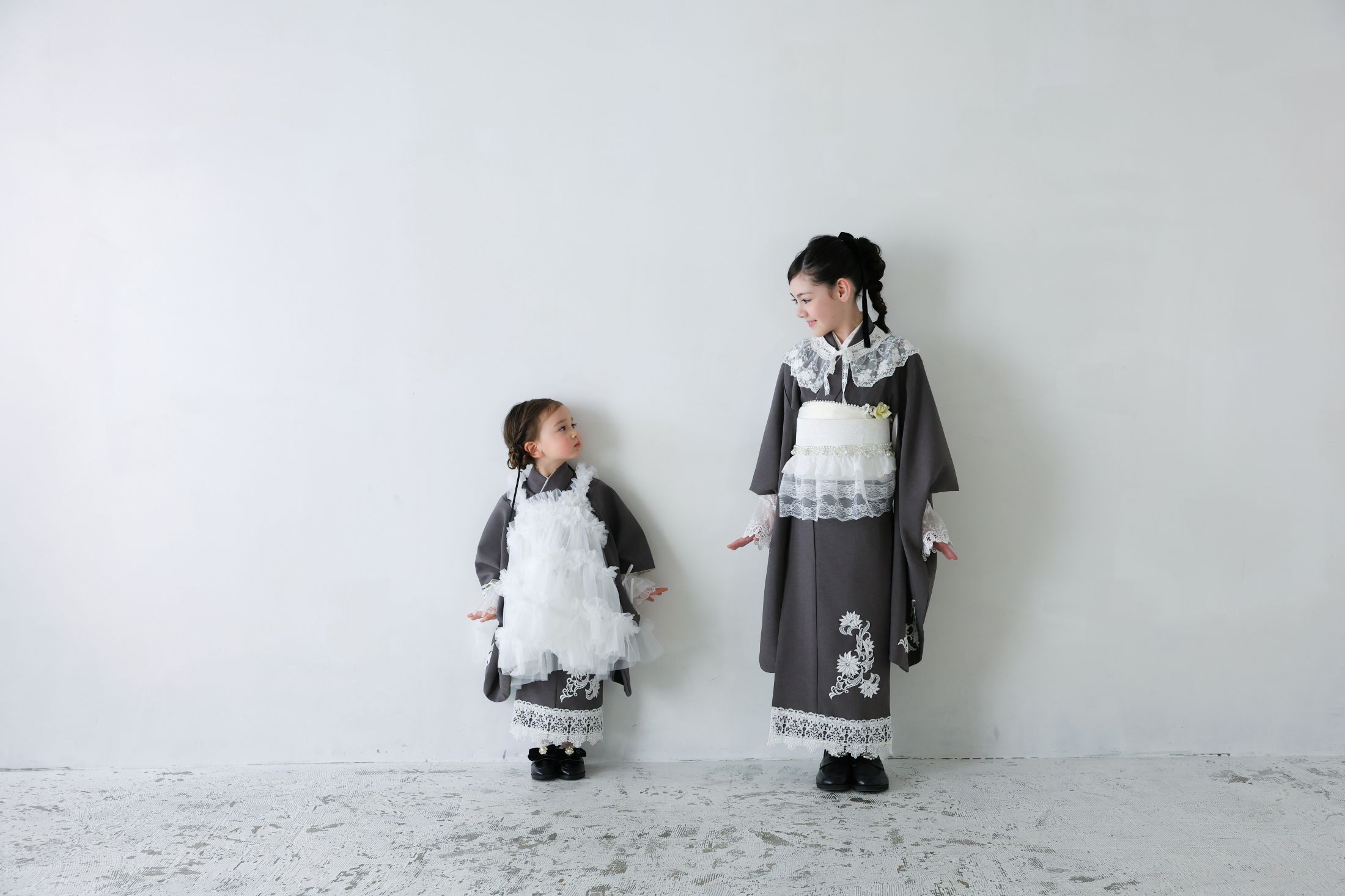 着物を着た7歳の女の子と3歳の女の子の姉妹。心斎橋での七五三のスタジオ撮影。店舗住所：大阪府大阪市中央区南船場3-4-26 THE PEAK SHINSAIBASHI 12F