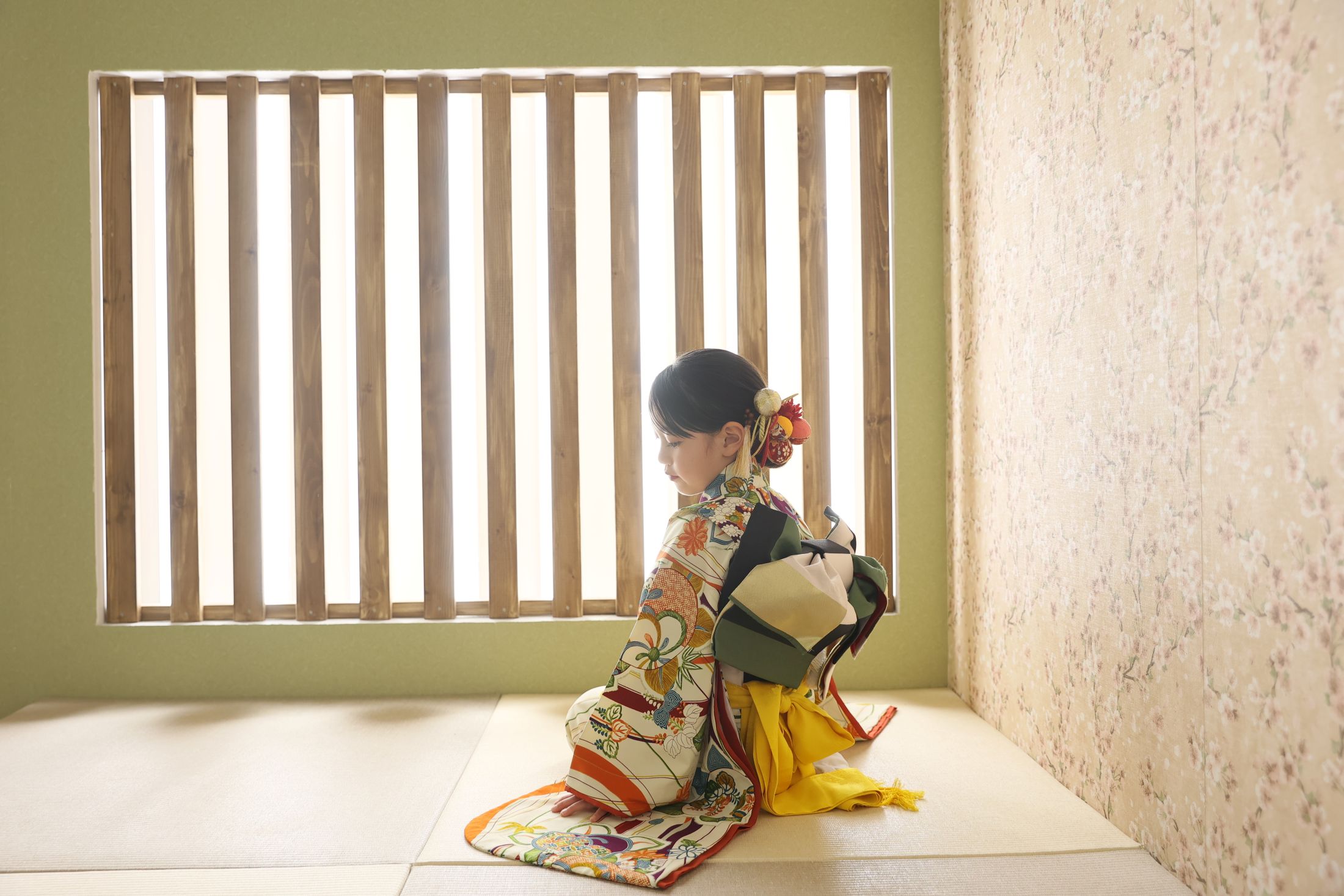着物を着た7歳の女の子。枚方での七五三のスタジオ撮影。大阪府枚方市招提東町1-1-1