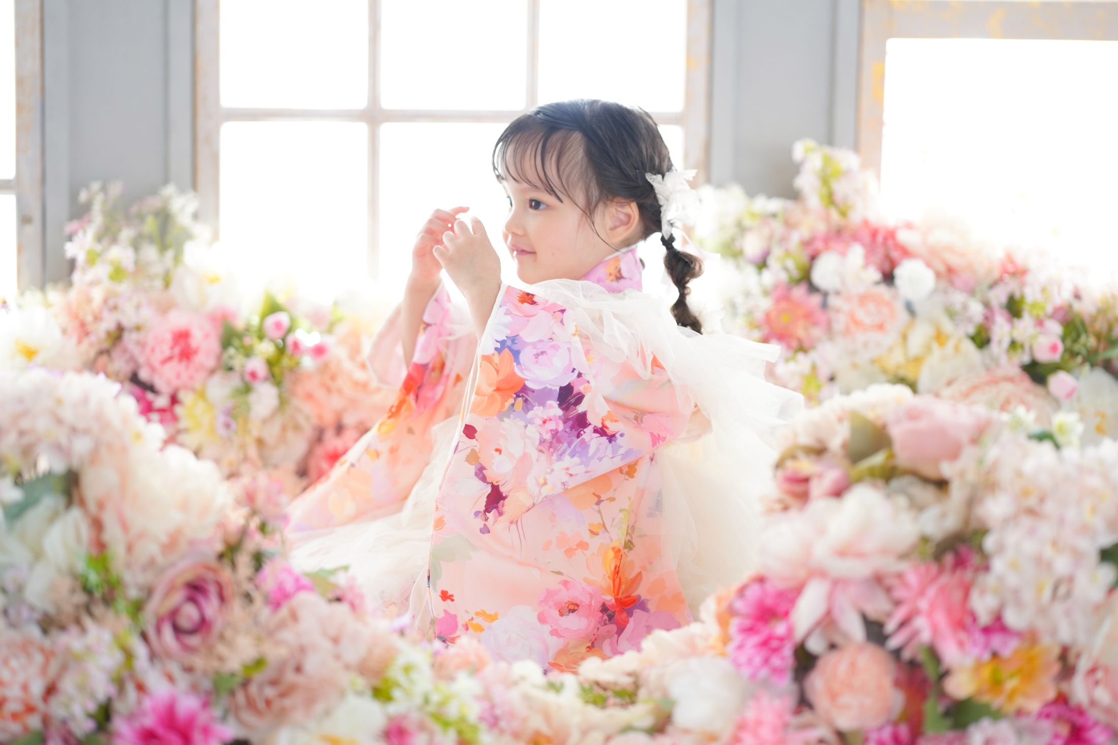 着物を着た3歳の女の子。お花柄。花畑。ブーケ。錦糸町PARCOでの七五三のスタジオ撮影。東京都墨田区江東橋4-27-14 錦糸町PARCO 7F