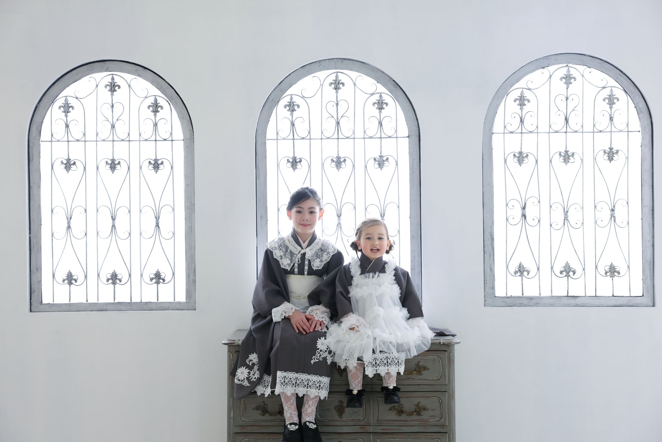着物を着た7歳の女の子と3歳の女の子の姉妹。心斎橋での七五三のスタジオ撮影。店舗住所：大阪府大阪市中央区南船場3-4-26 THE PEAK SHINSAIBASHI 12F