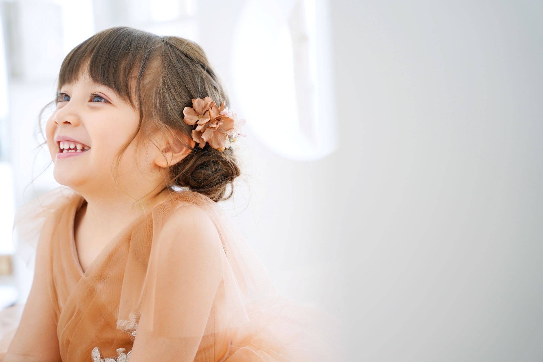 ドレスを着た3歳の女の子。センター北店での七五三のスタジオ撮影。