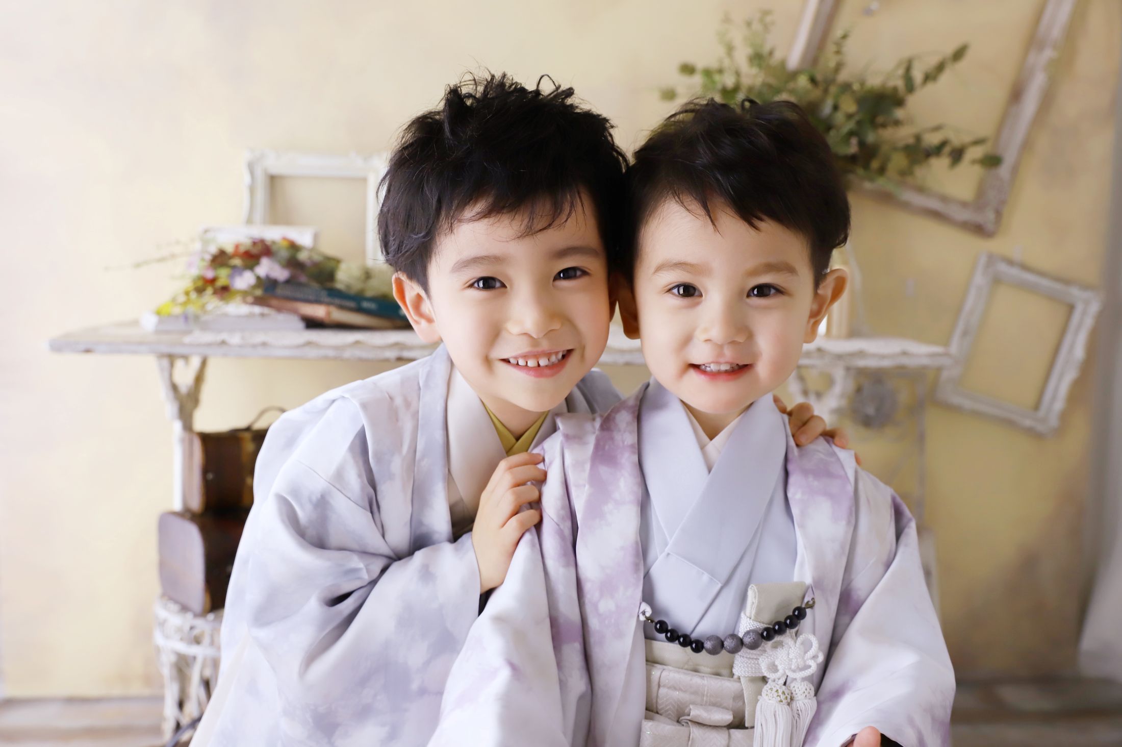 着物を着た5歳と3歳の男の子。兄弟。枚方での七五三のスタジオ撮影。大阪府枚方市招提東町1-1-1