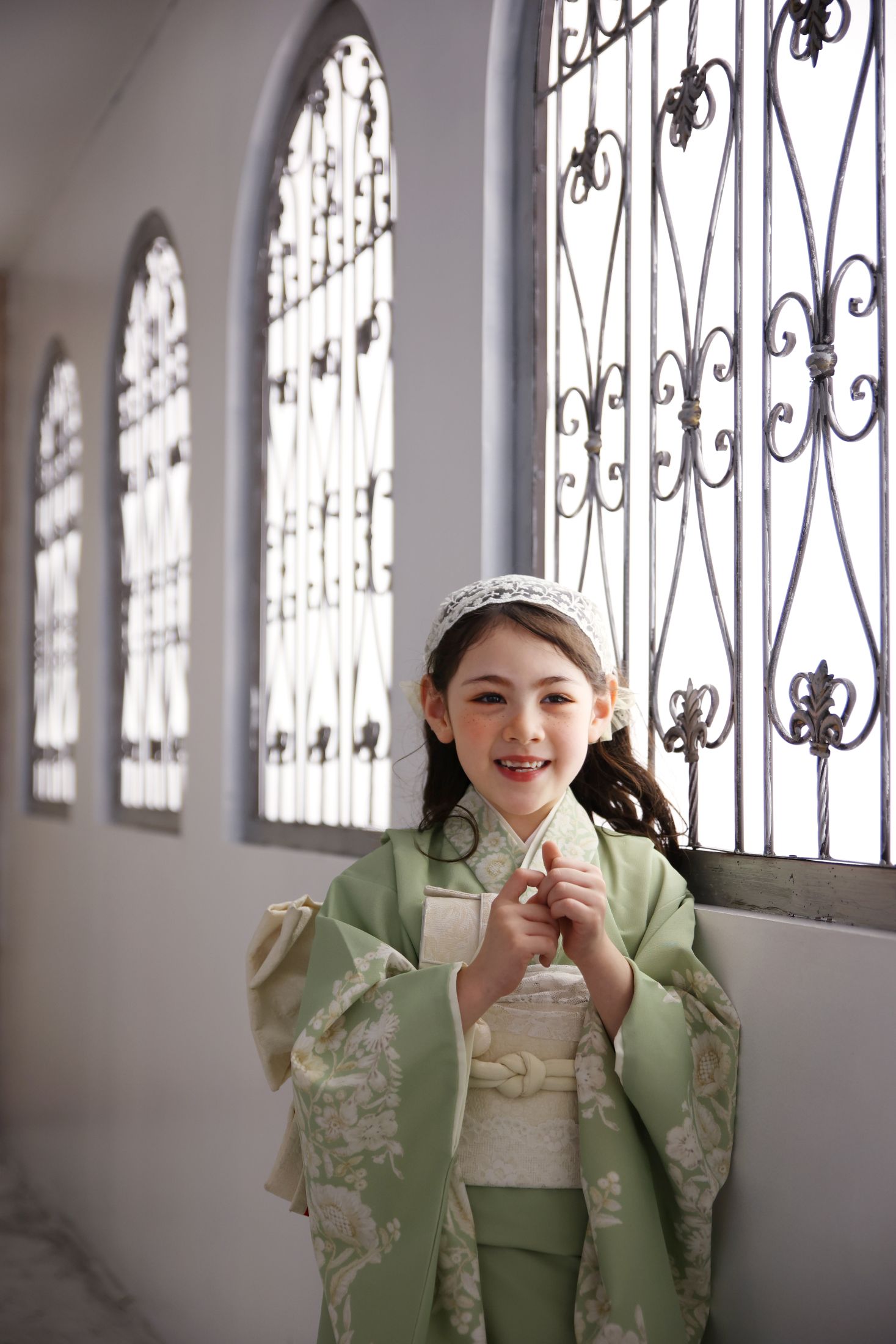 着物を着た5歳の女の子。心斎橋での七五三のスタジオ撮影。店舗住所：大阪府大阪市中央区南船場3-4-26 THE PEAK SHINSAIBASHI 12F